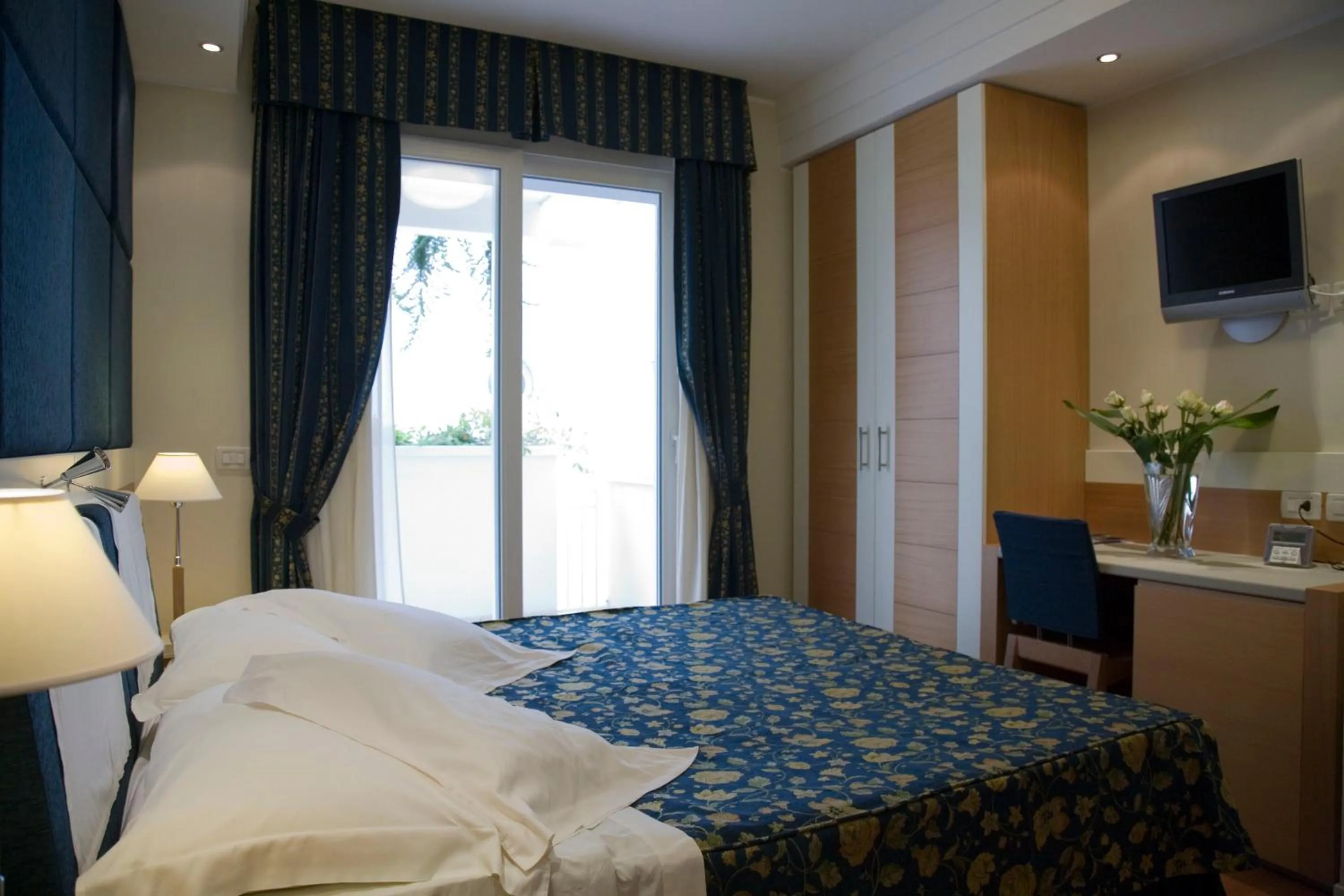 Bedroom, Bed in Aparthotel England