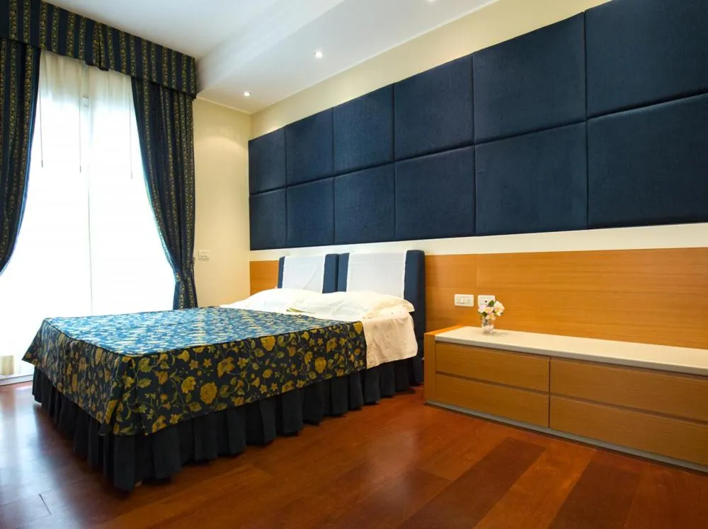 Bedroom, Bed in Aparthotel England