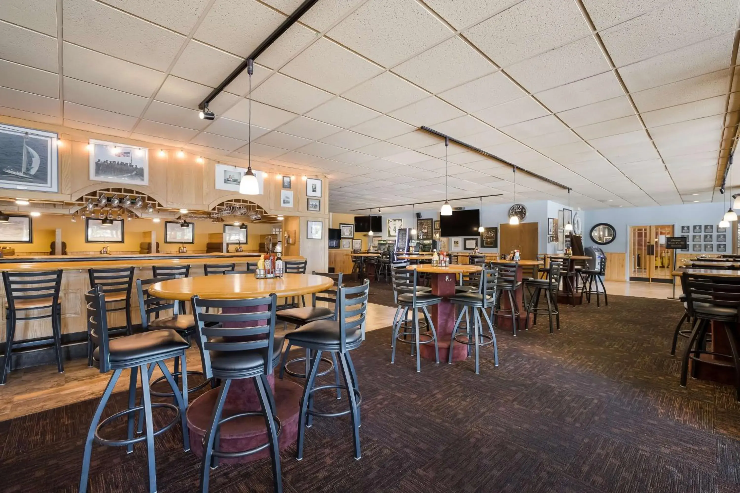 Lounge or bar in Best Western Riverfront Inn Lounge or bar in Best Western Riverfront Inn