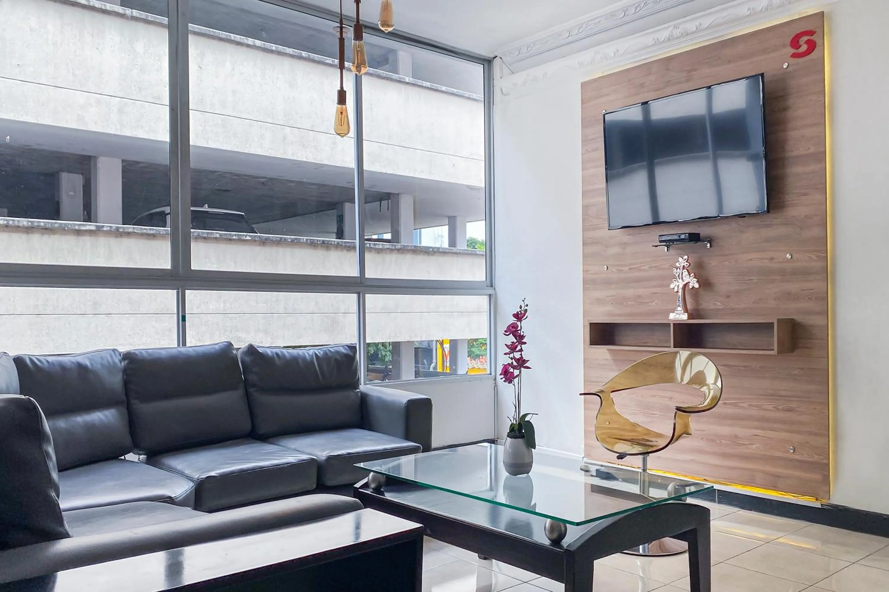 Communal lounge/ TV room in Hotel Suite Center Pereira