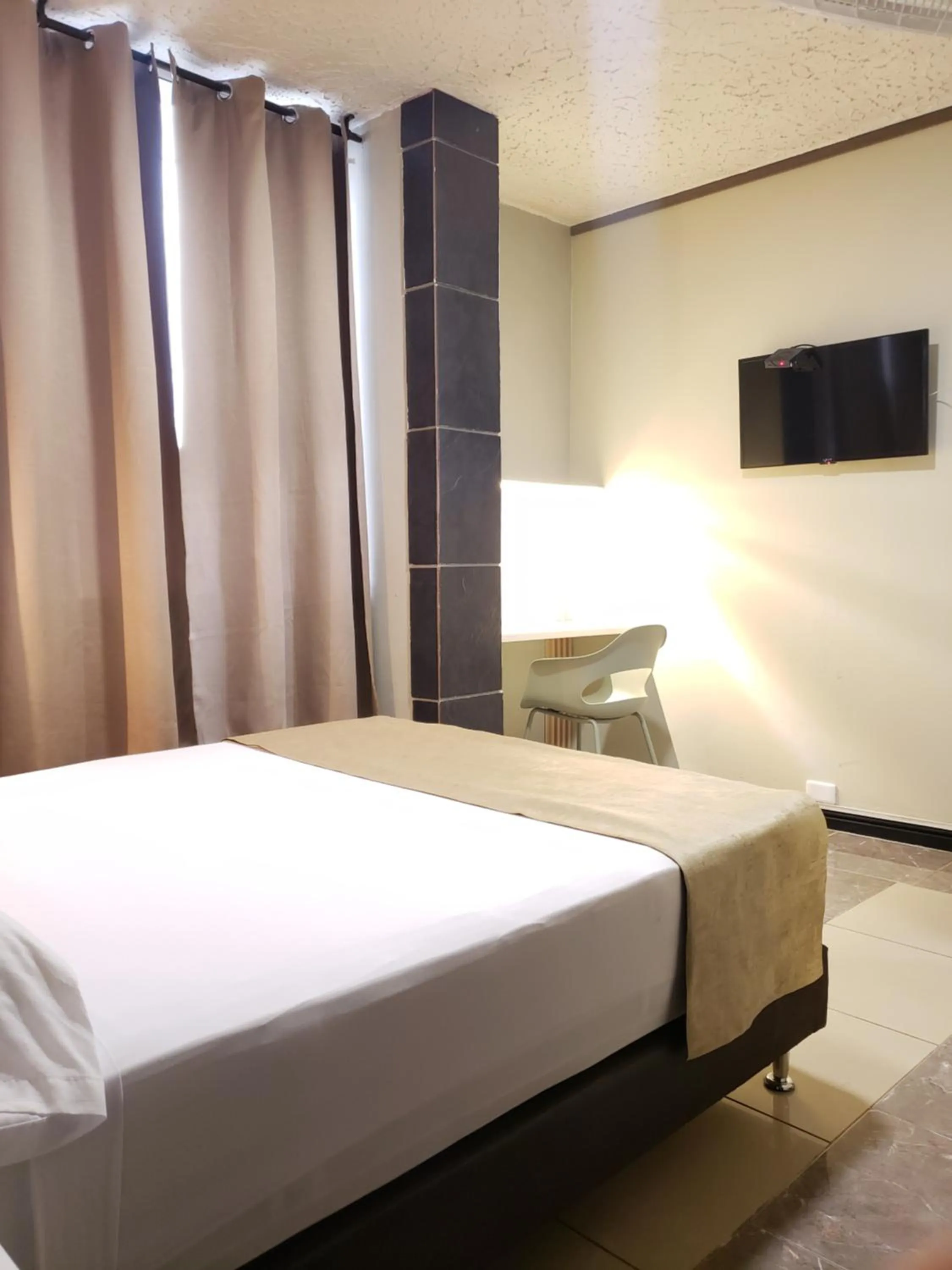 TV and multimedia, Bed in Hotel Suite Center Pereira