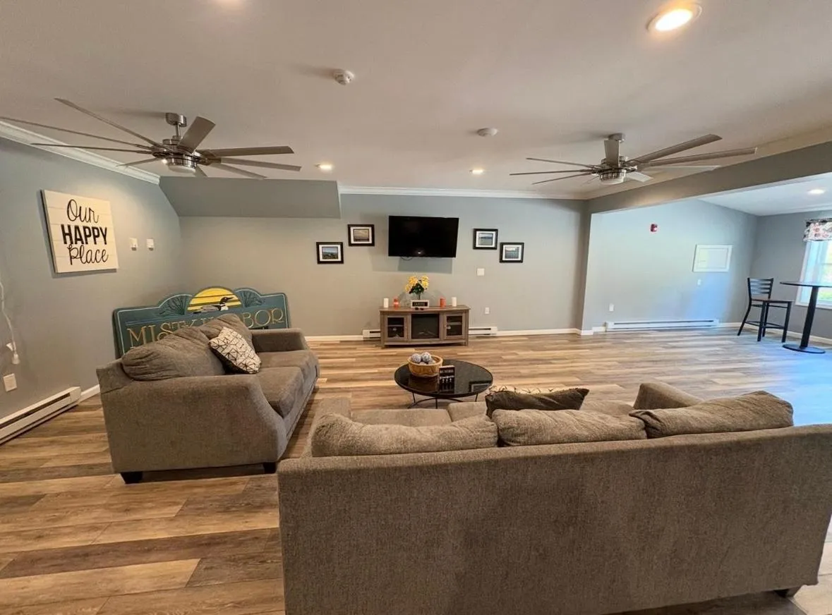 Communal lounge/ TV room in Misty Harbor Resort