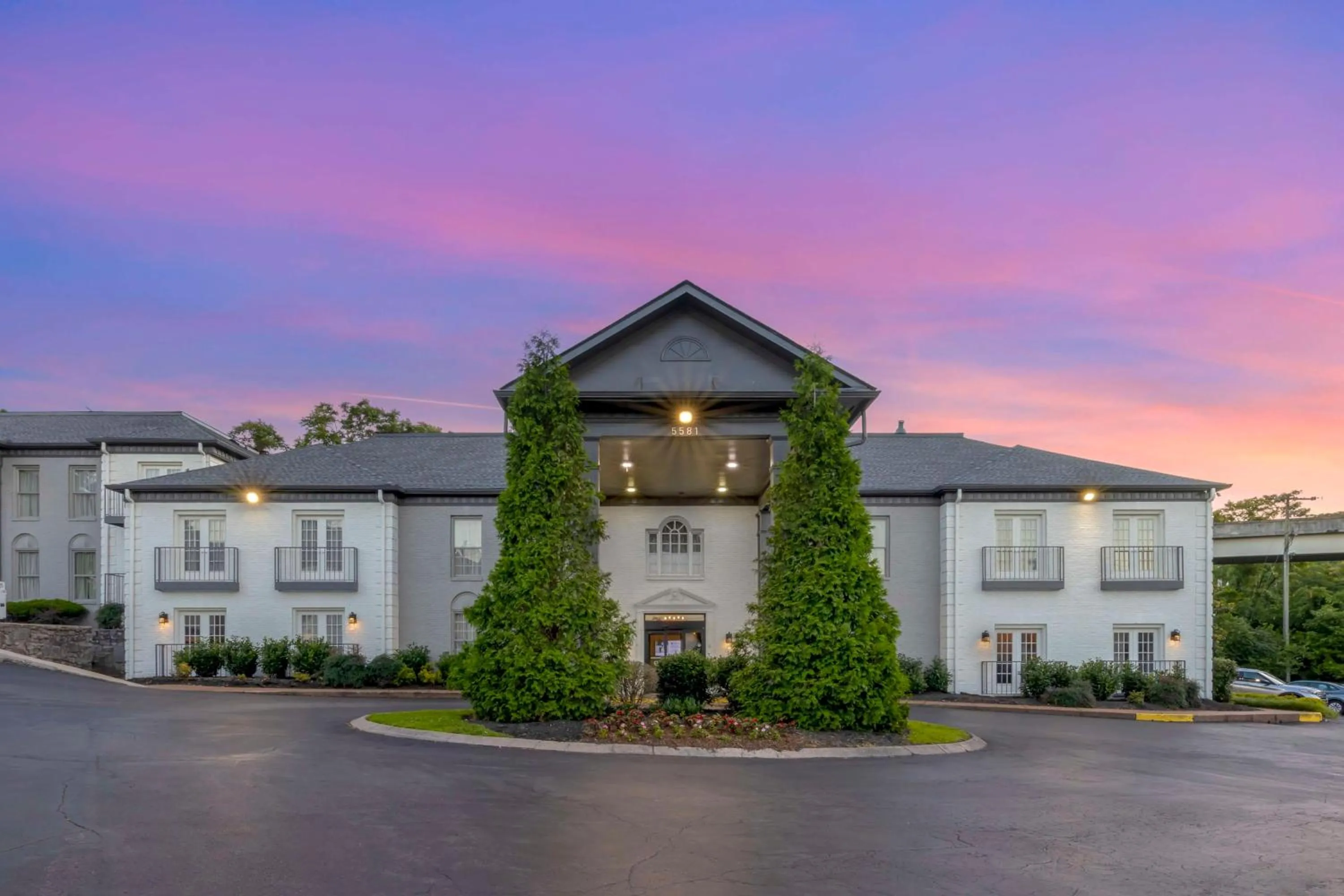 Property building in Best Western Brentwood