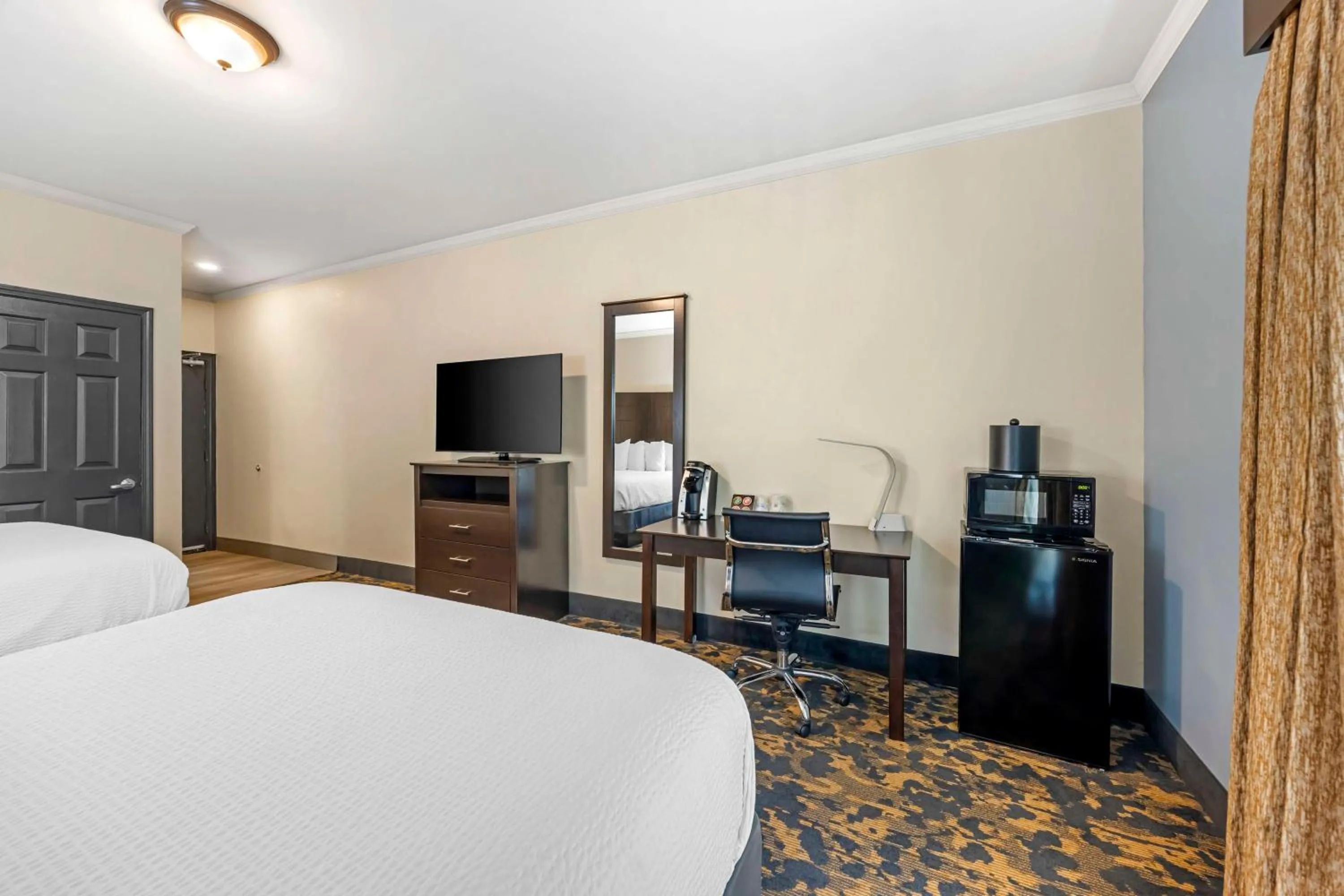 Bedroom, Bed in Best Western Brentwood