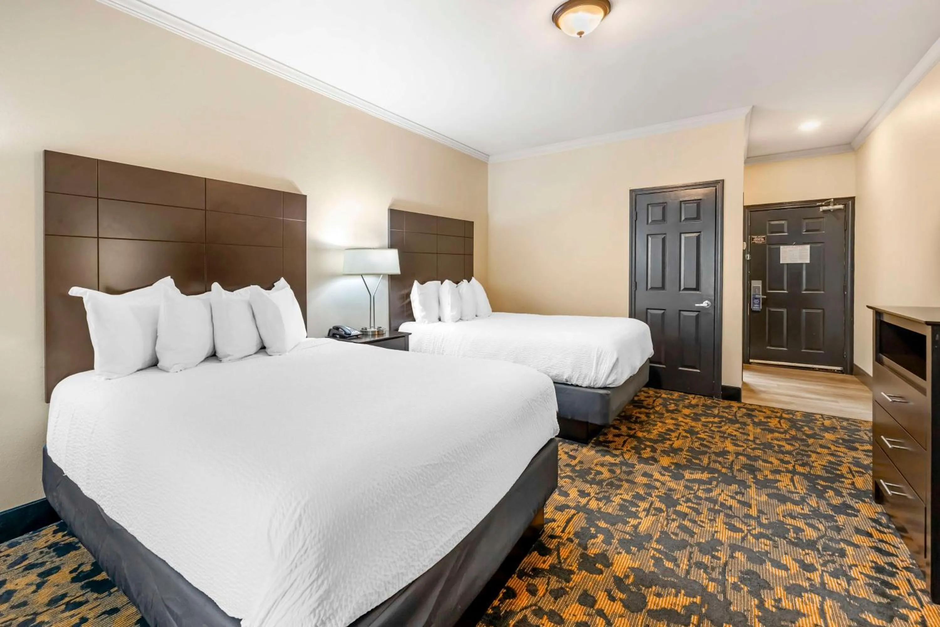 Bedroom, Bed in Best Western Brentwood