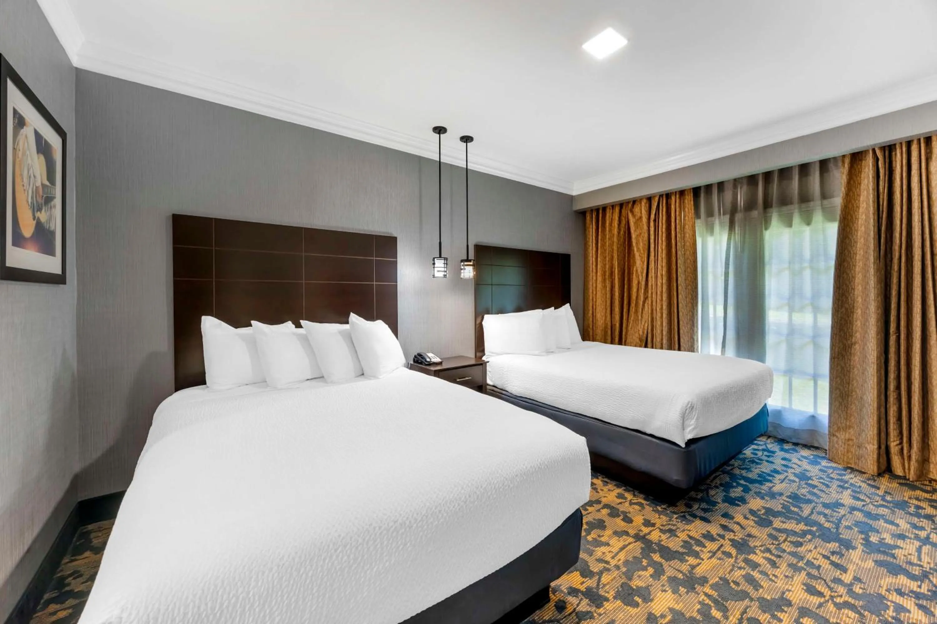 Photo of the whole room, Bed in Best Western Brentwood