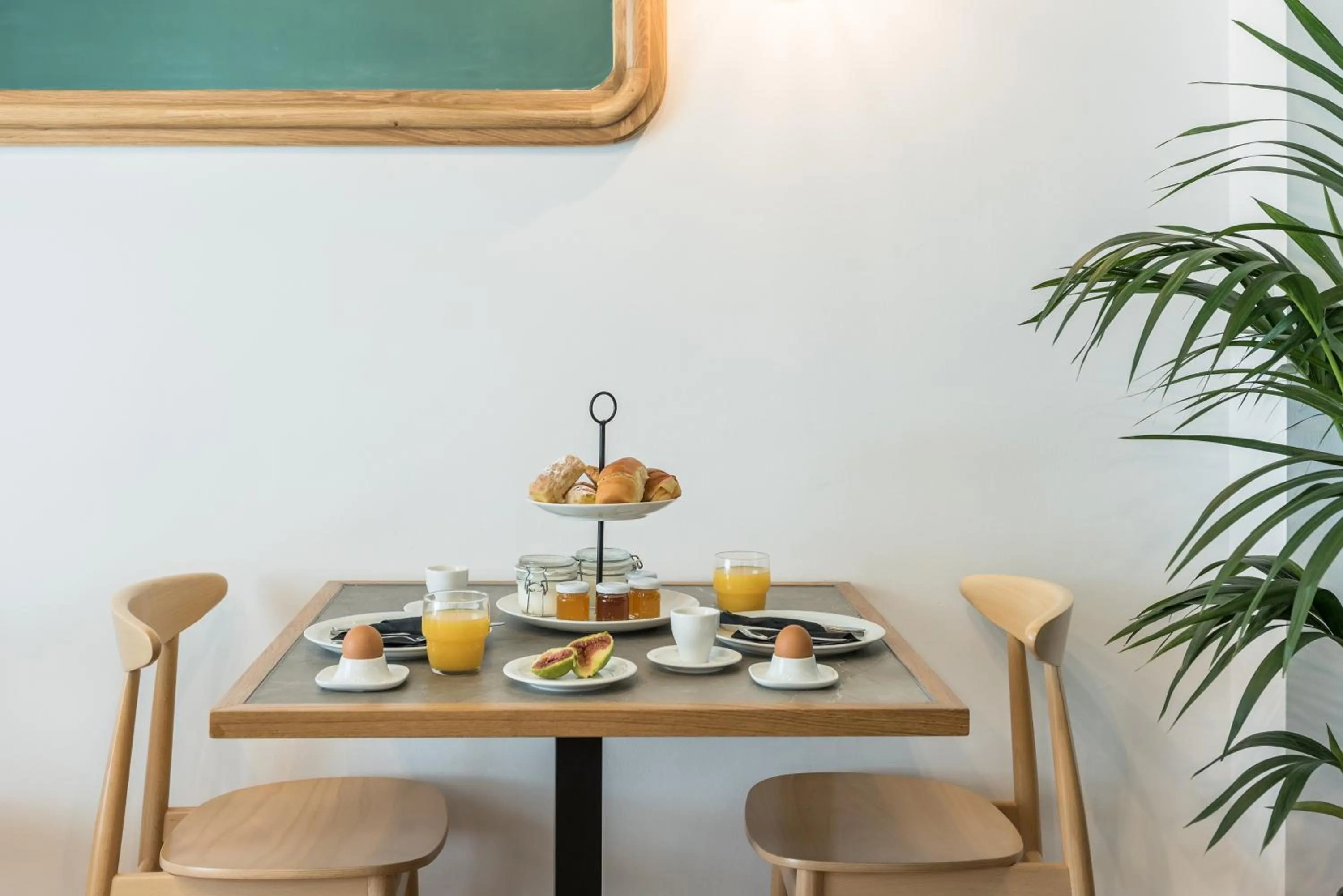 Restaurant/places to eat in The Anthemion House