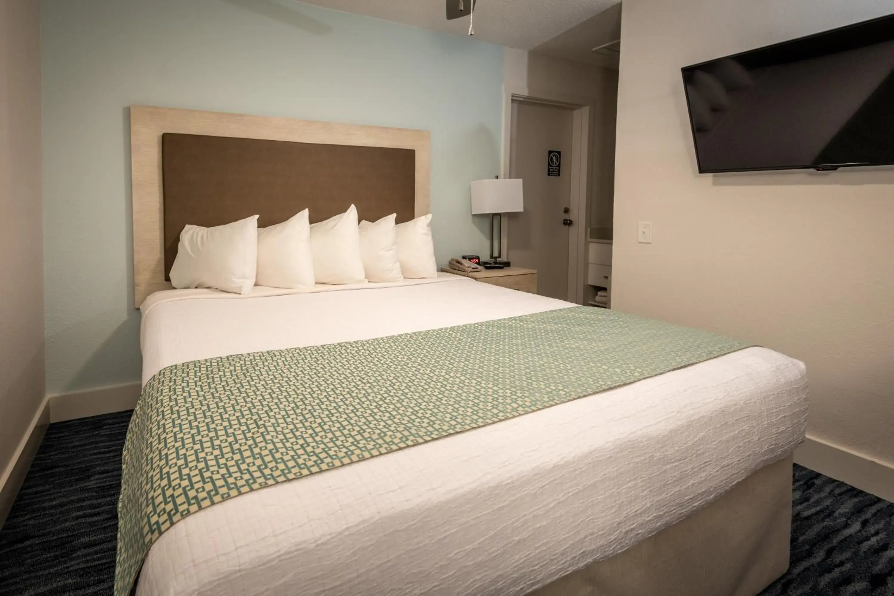 Bed in Palmera Inn and Suites Bed in Palmera Inn and Suites