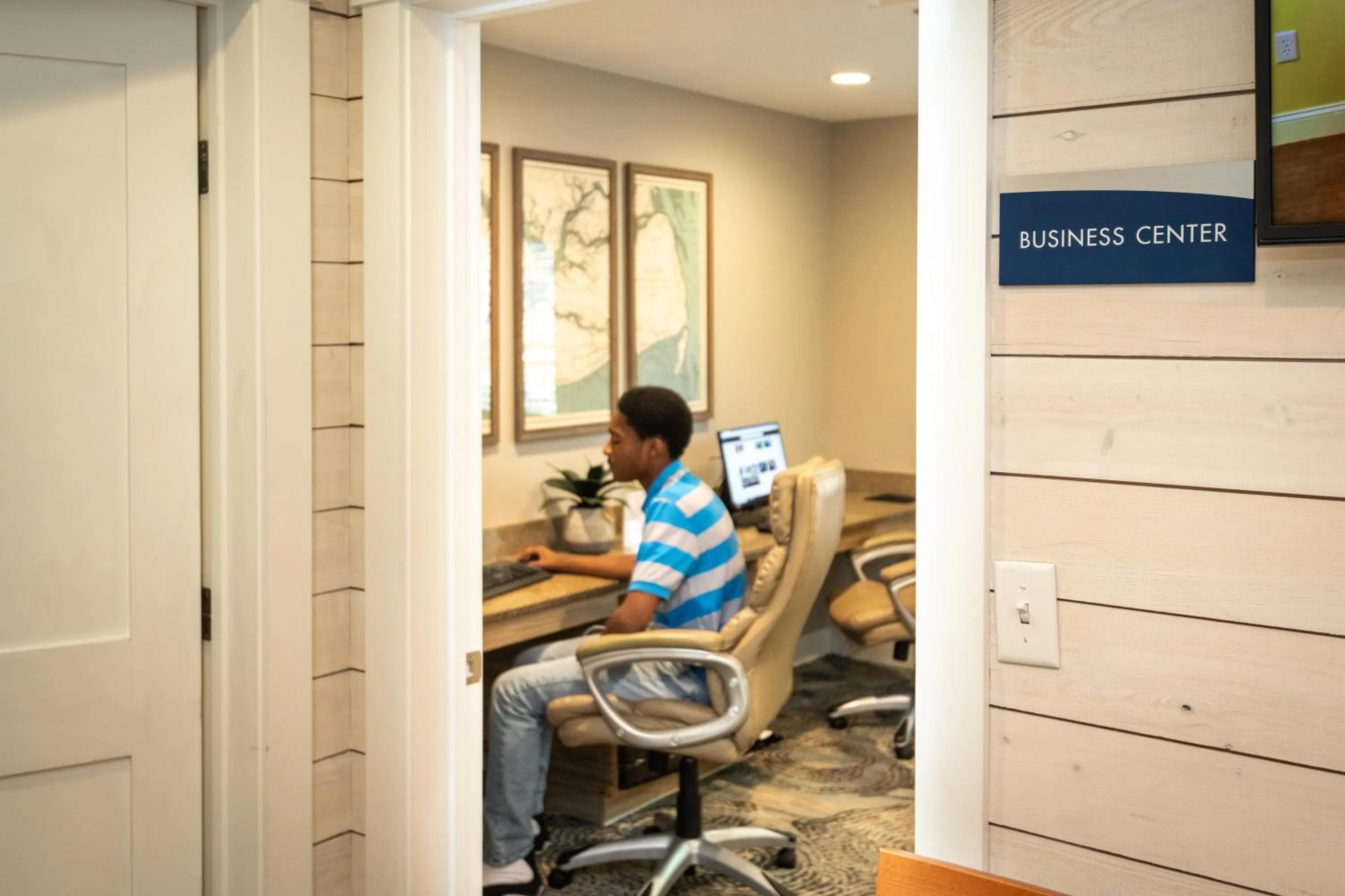 Business facilities in Palmera Inn and Suites