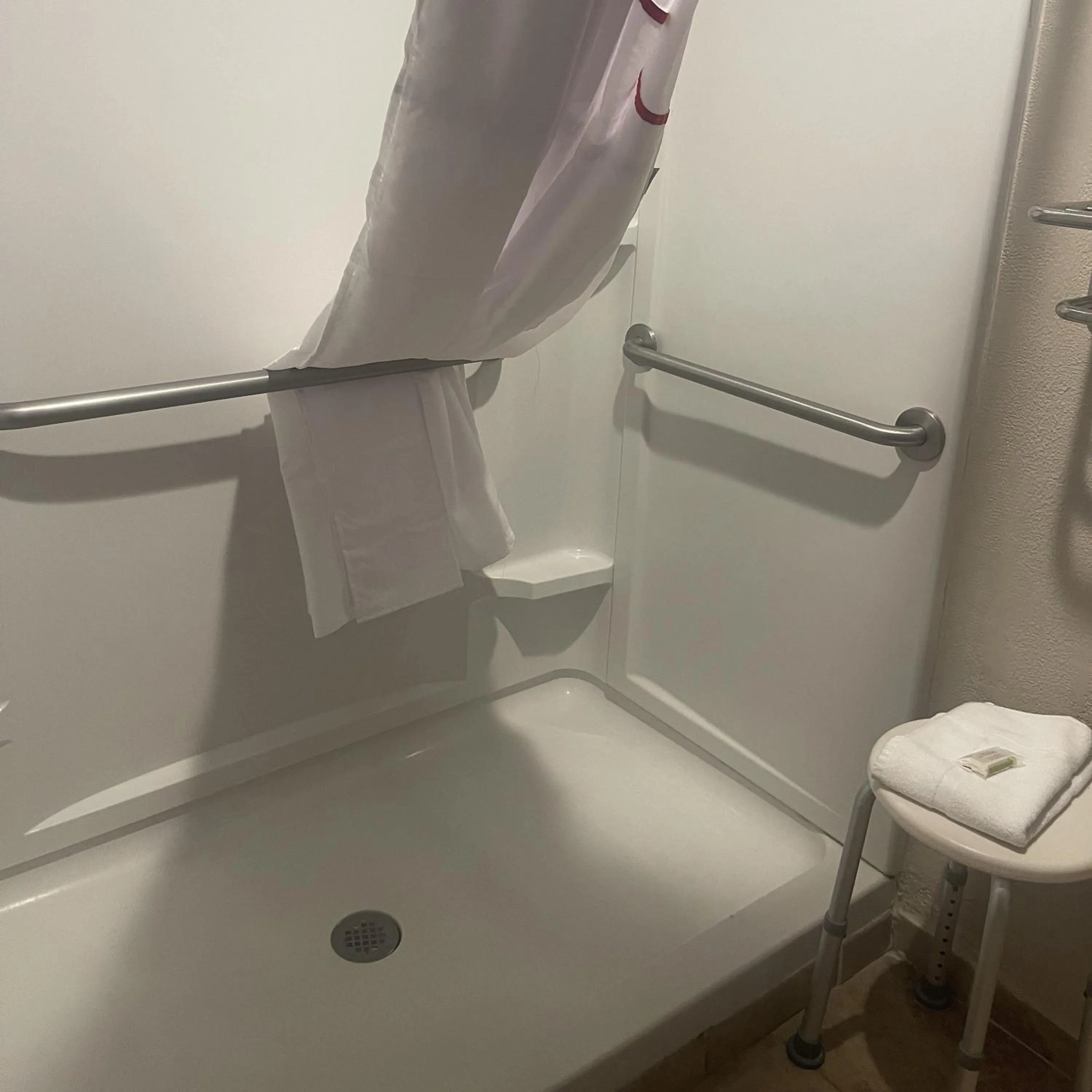 Bathroom in Red Roof Inn & Suites Hinesville