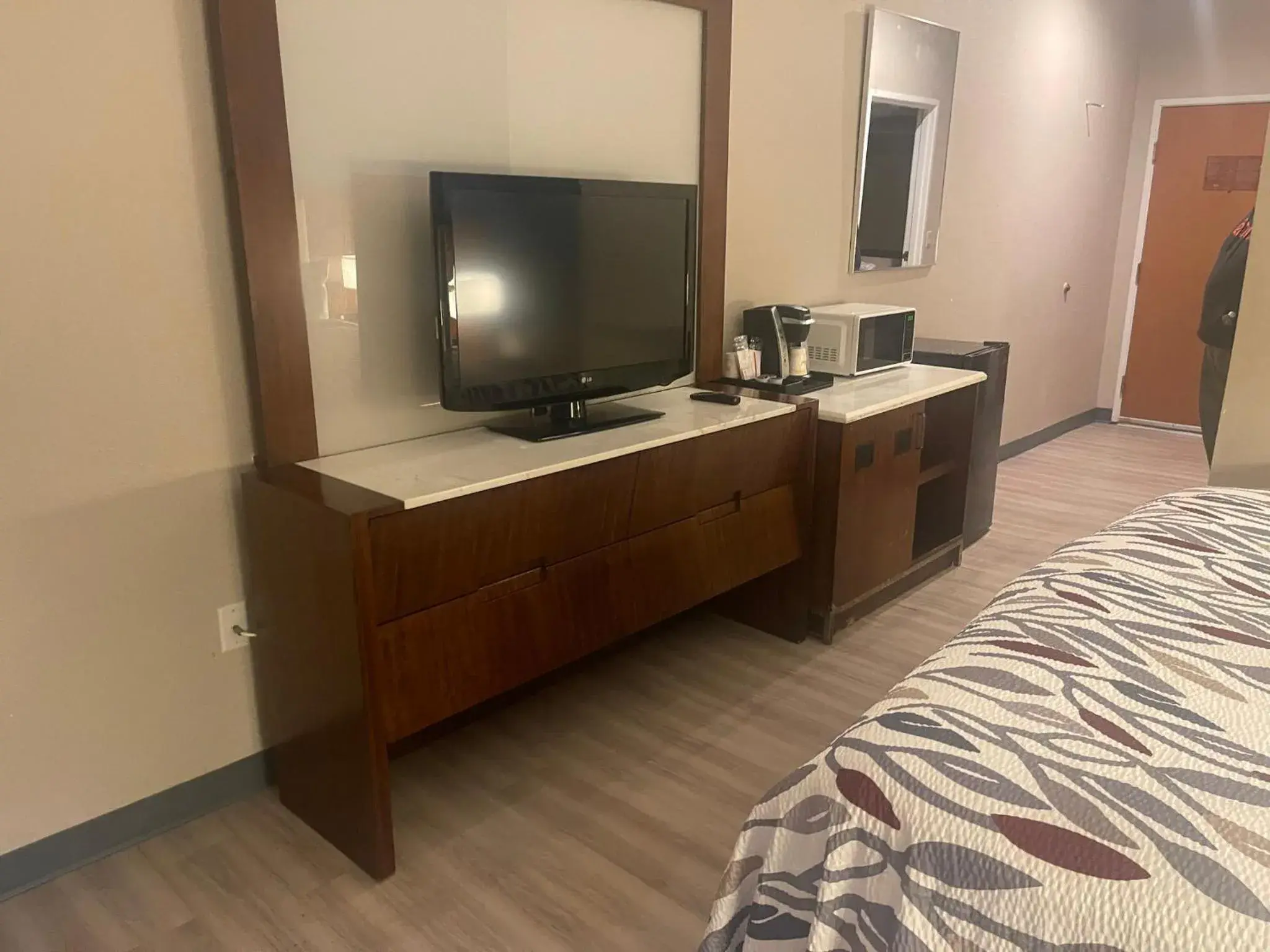 Superior King Room Non-Smoking in Red Roof Inn & Suites Hinesville Superior King Room Non-Smoking in Red Roof Inn & Suites Hinesville