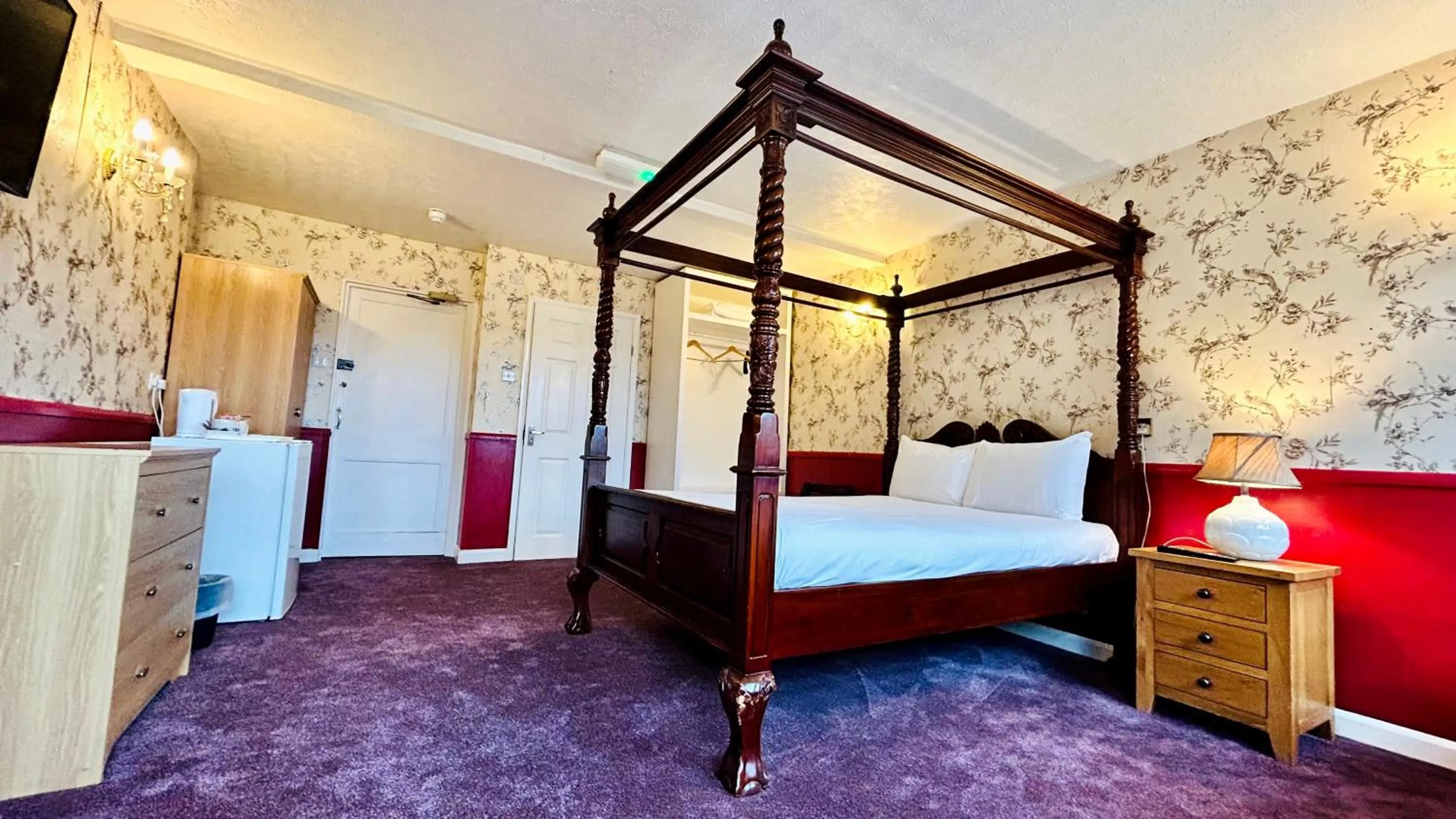 Bedroom, Bed in The Columbia Hotel