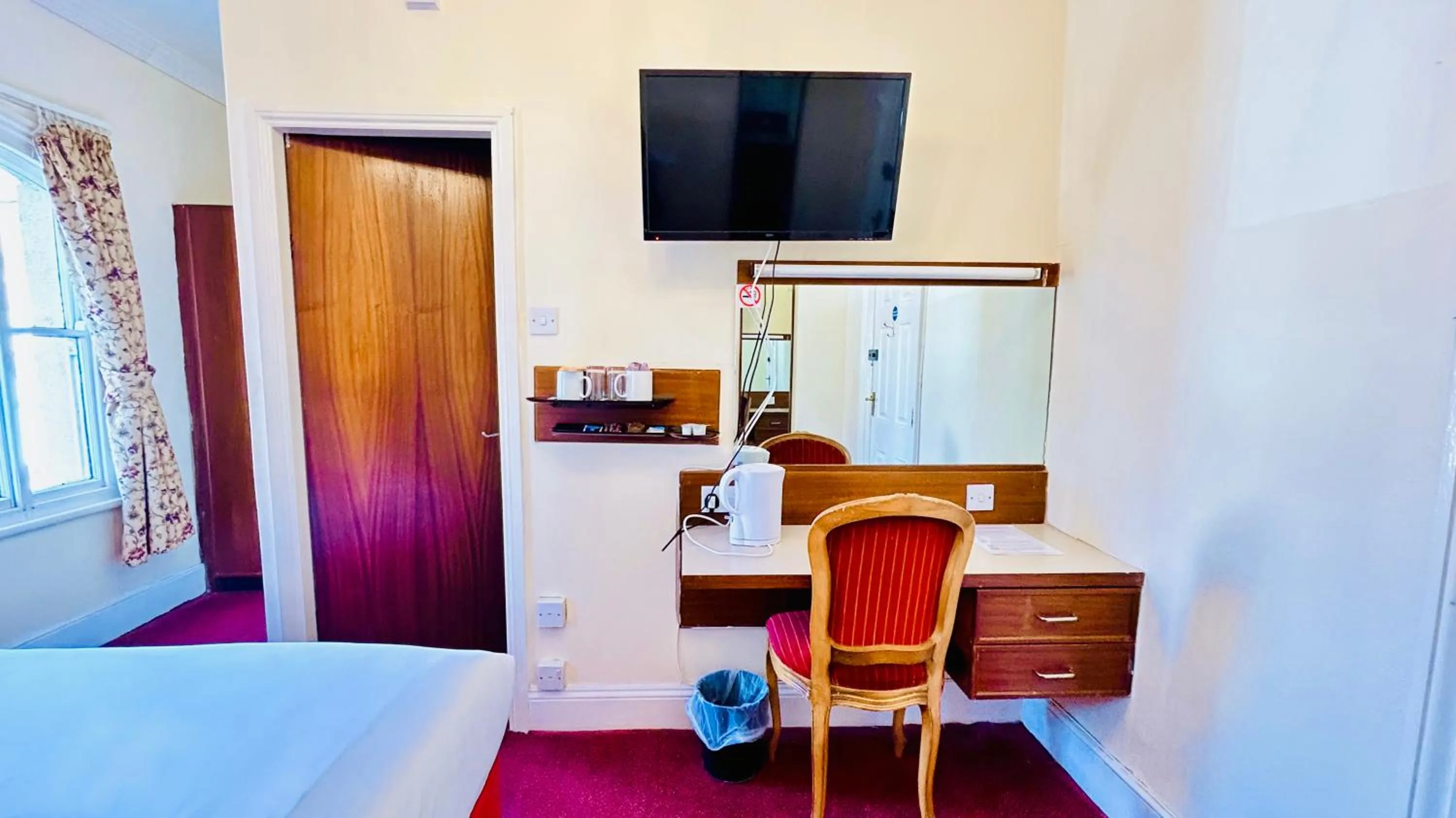 TV and multimedia, Bed in The Columbia Hotel