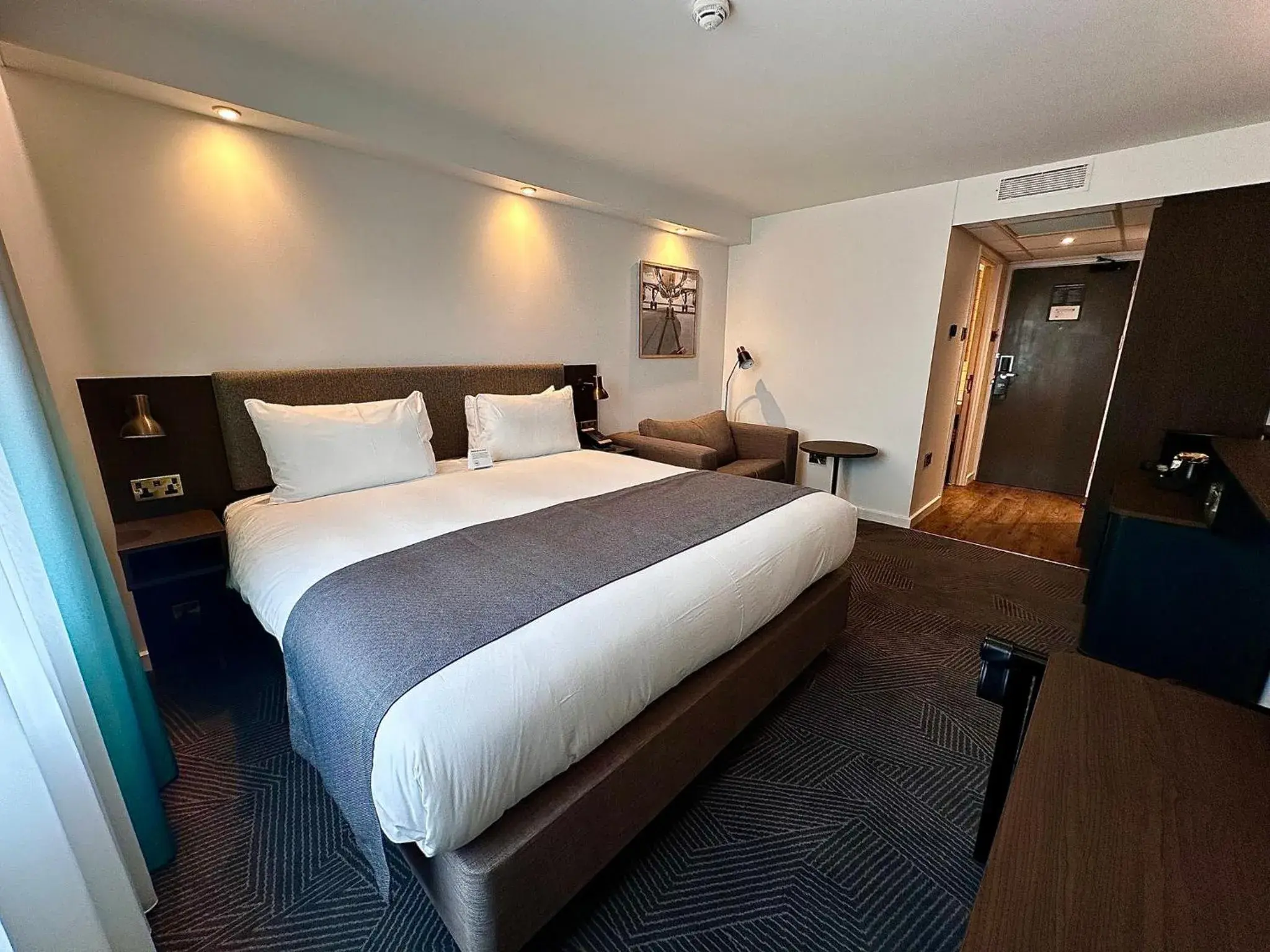 Photo of the whole room, Bed in Holiday Inn Bristol Airport by IHG Photo of the whole room, Bed in Holiday Inn Bristol Airport by IHG