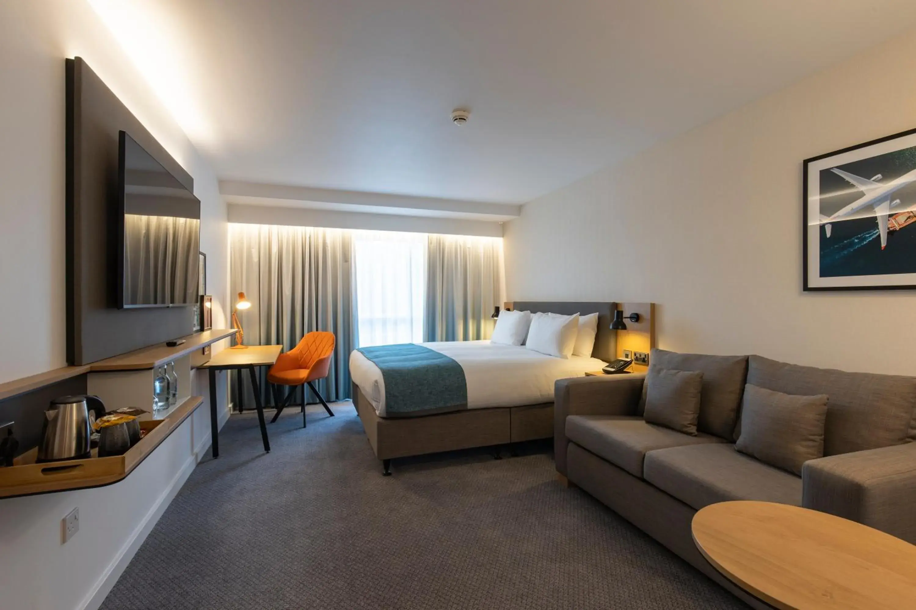 Photo of the whole room, Bed in Holiday Inn Bristol Airport by IHG Photo of the whole room, Bed in Holiday Inn Bristol Airport by IHG