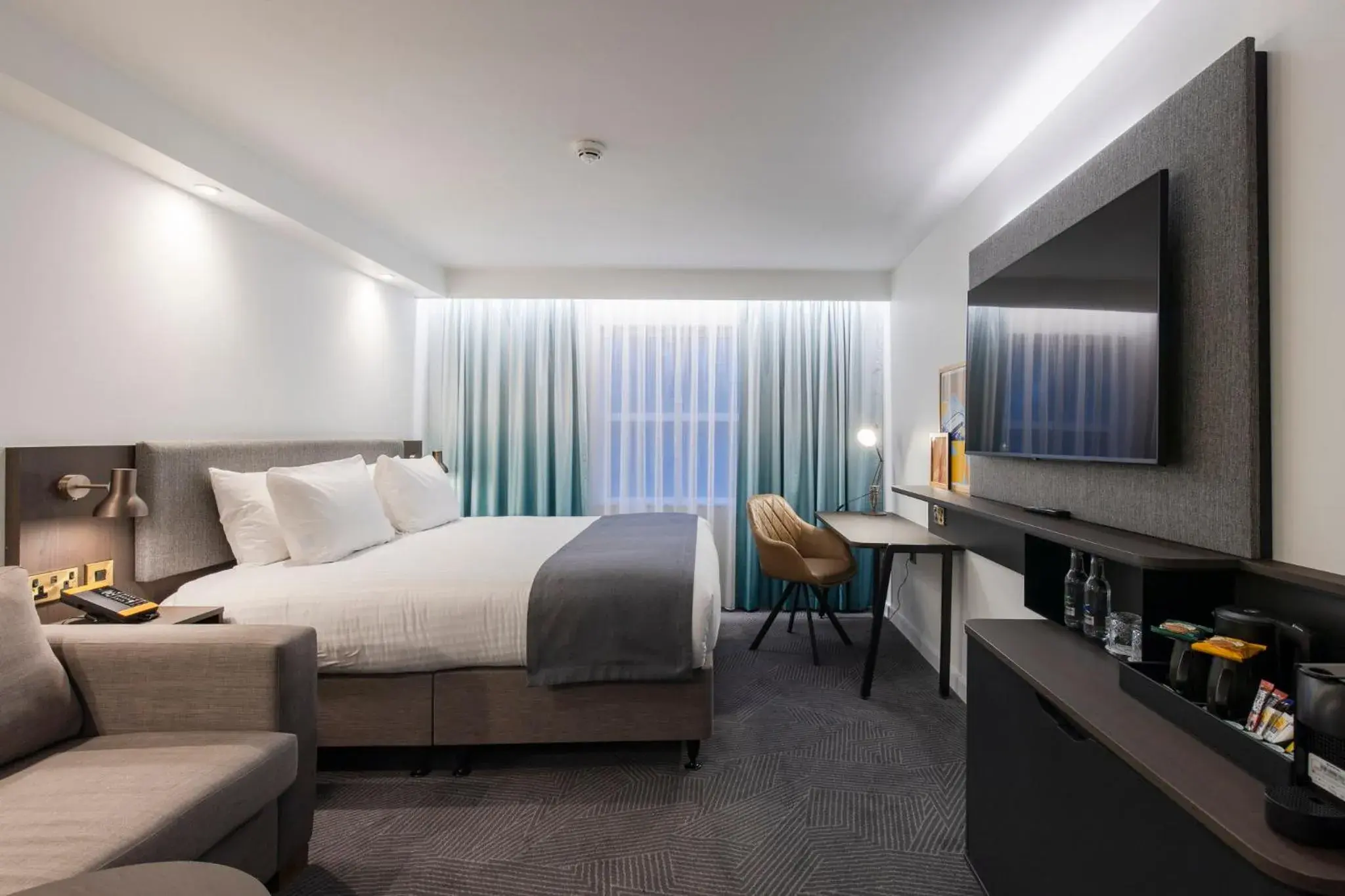 Photo of the whole room, Bed in Holiday Inn Bristol Airport by IHG Photo of the whole room, Bed in Holiday Inn Bristol Airport by IHG