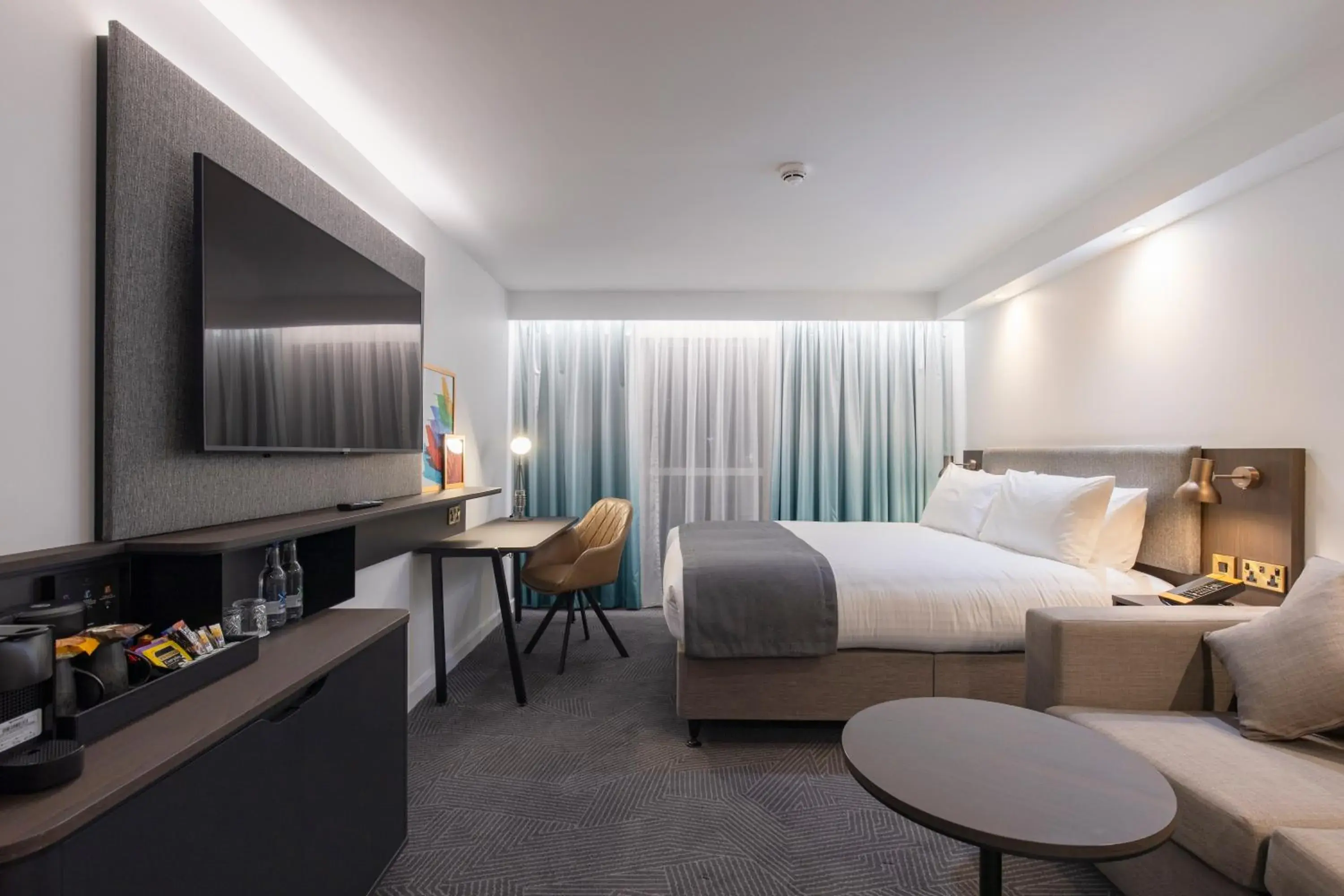 Photo of the whole room, Bed in Holiday Inn Bristol Airport by IHG Photo of the whole room, Bed in Holiday Inn Bristol Airport by IHG