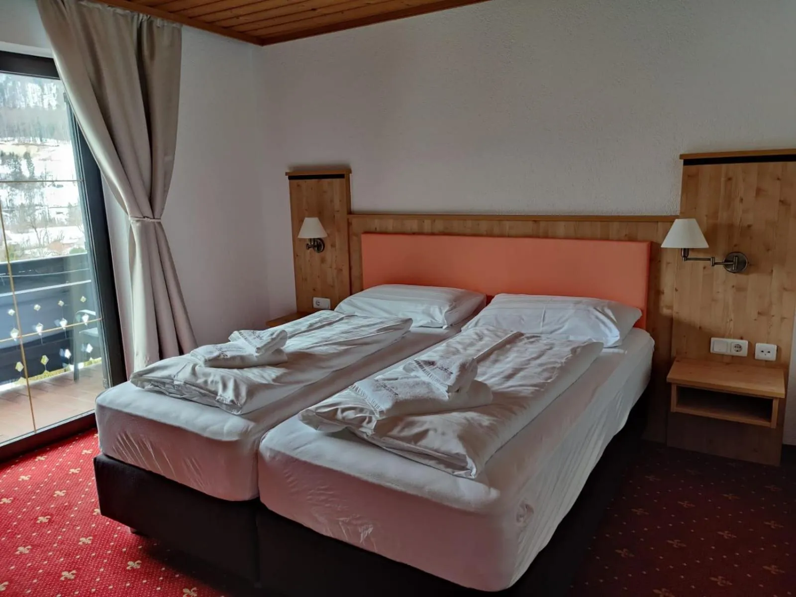Photo of the whole room, Bed in Hotel Lindwurm