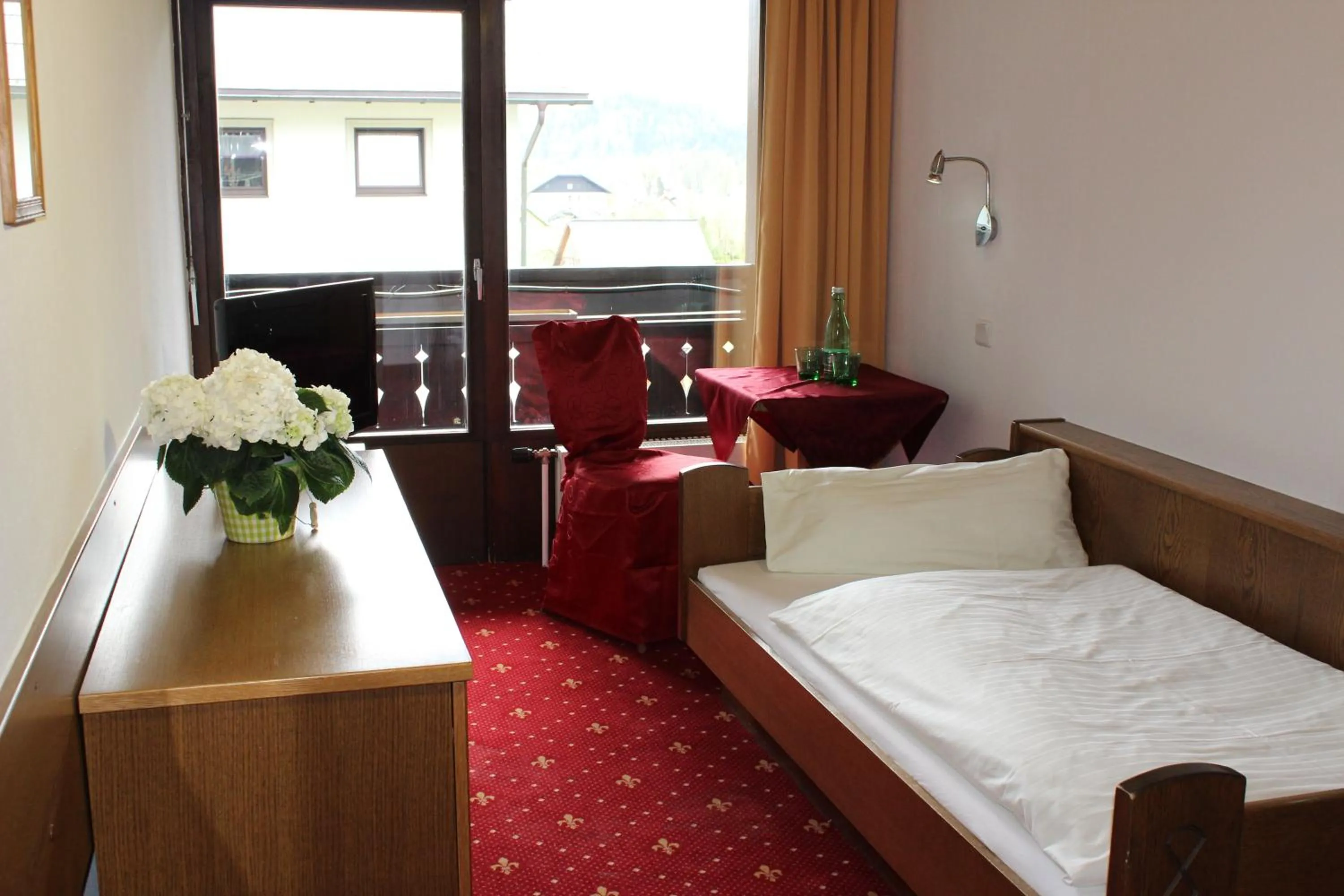 Photo of the whole room, Bed in Hotel Lindwurm