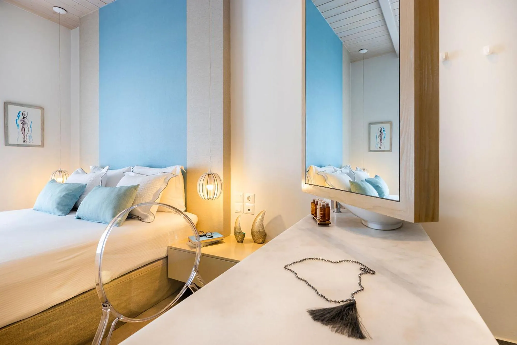Photo of the whole room, Bed in Kandiani Bleu Ciel