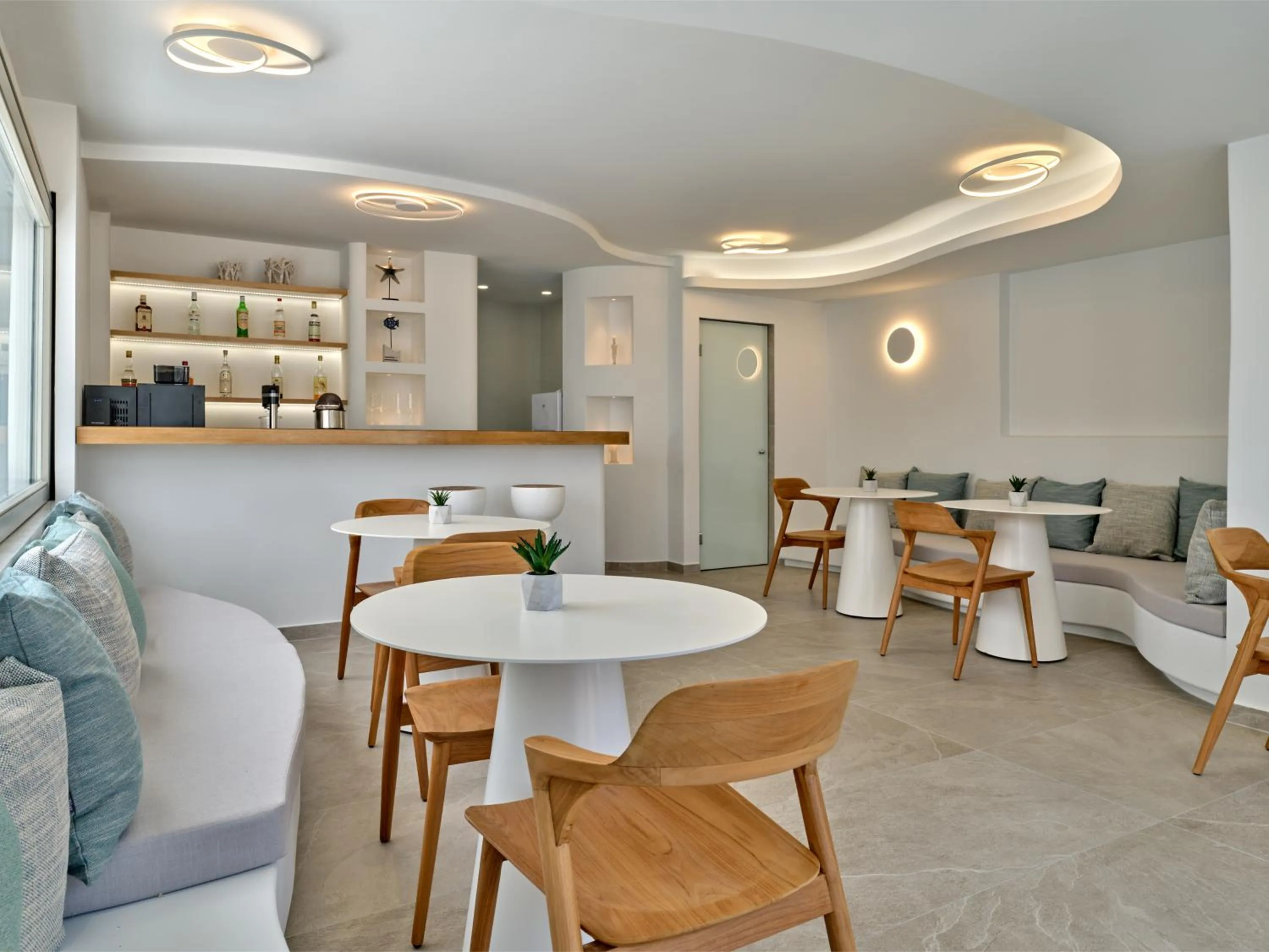 Communal lounge/ TV room in Kandiani Bleu Ciel