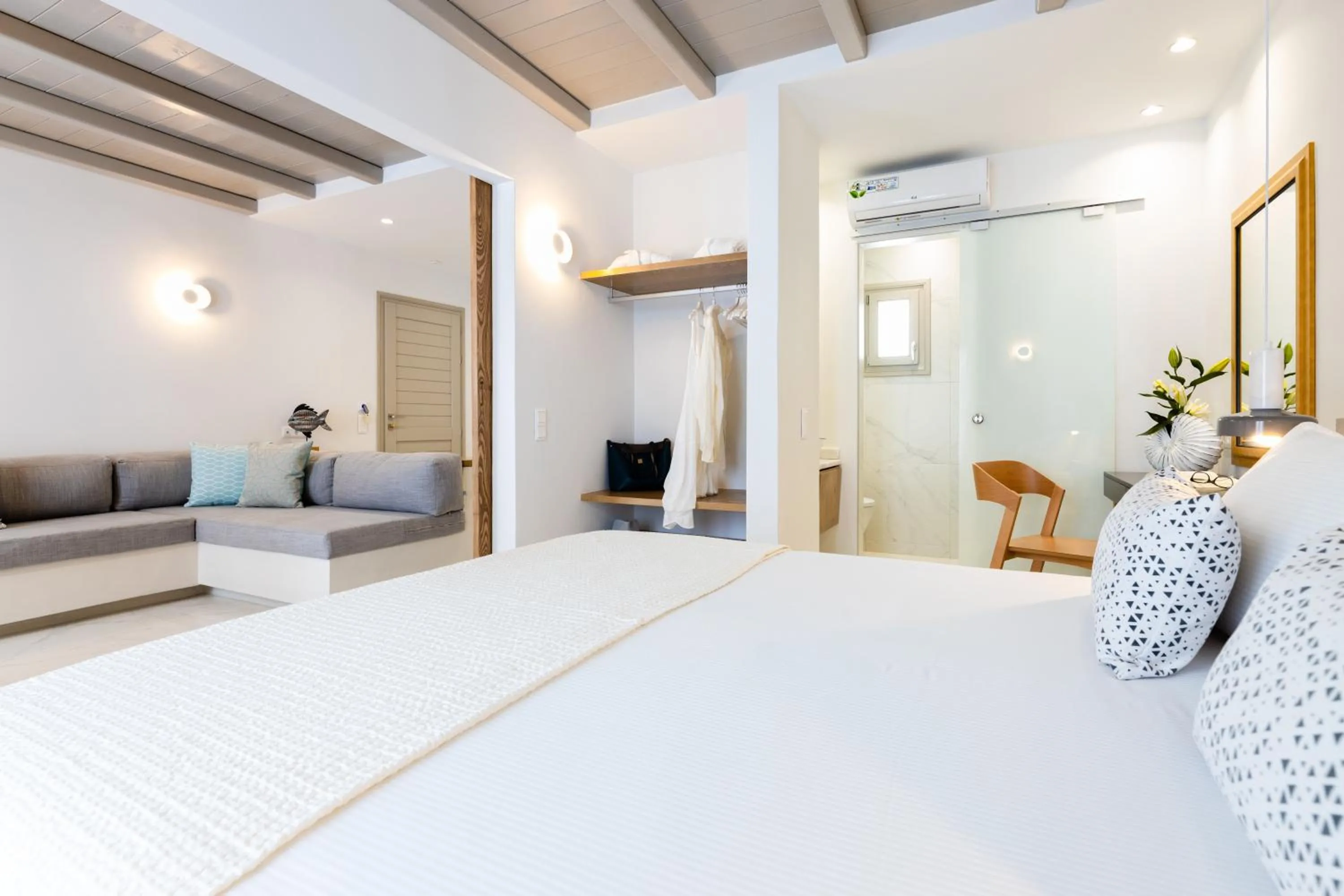 Photo of the whole room, Bed in Kandiani Bleu Ciel