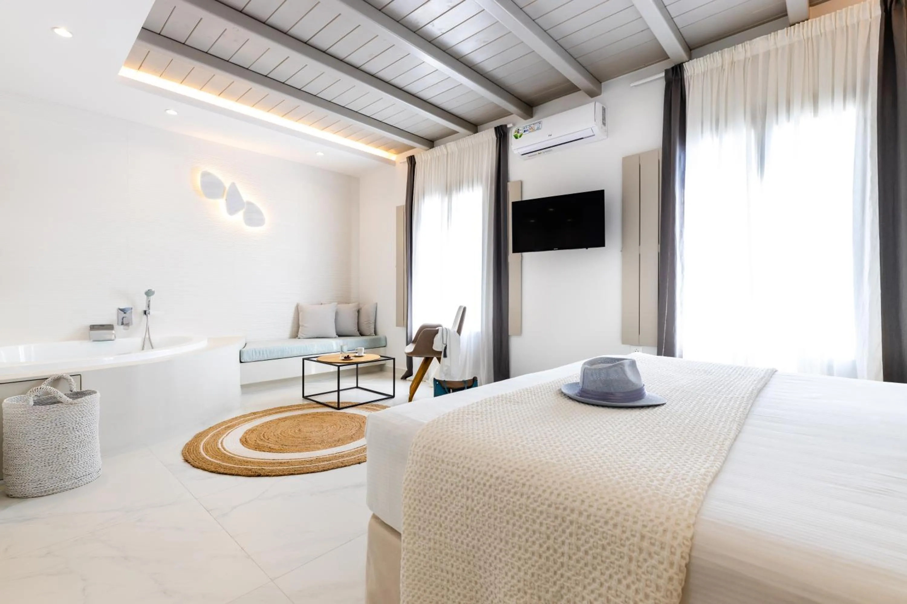 Photo of the whole room, Bed in Kandiani Bleu Ciel