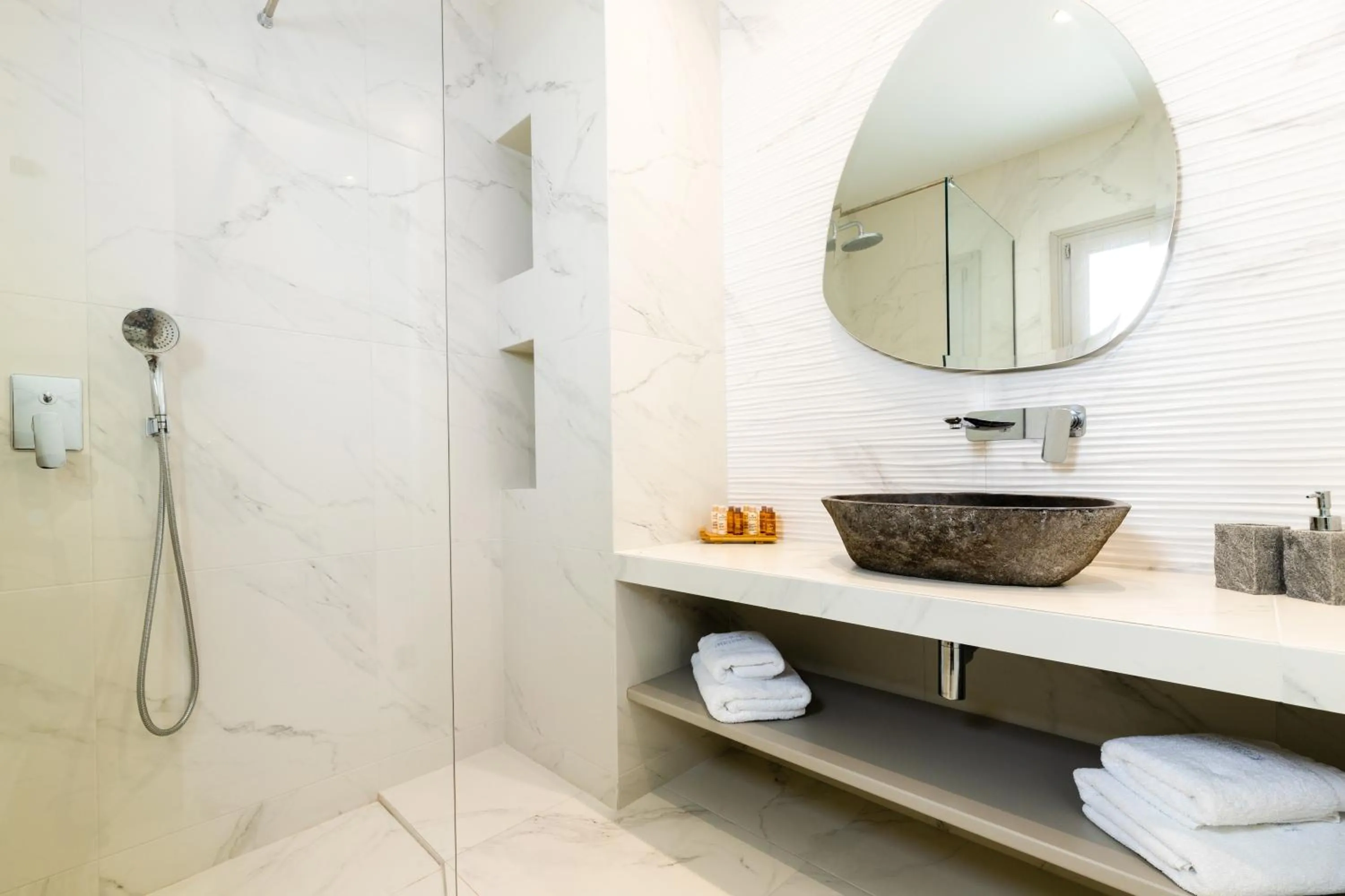 Bathroom in Kandiani Bleu Ciel