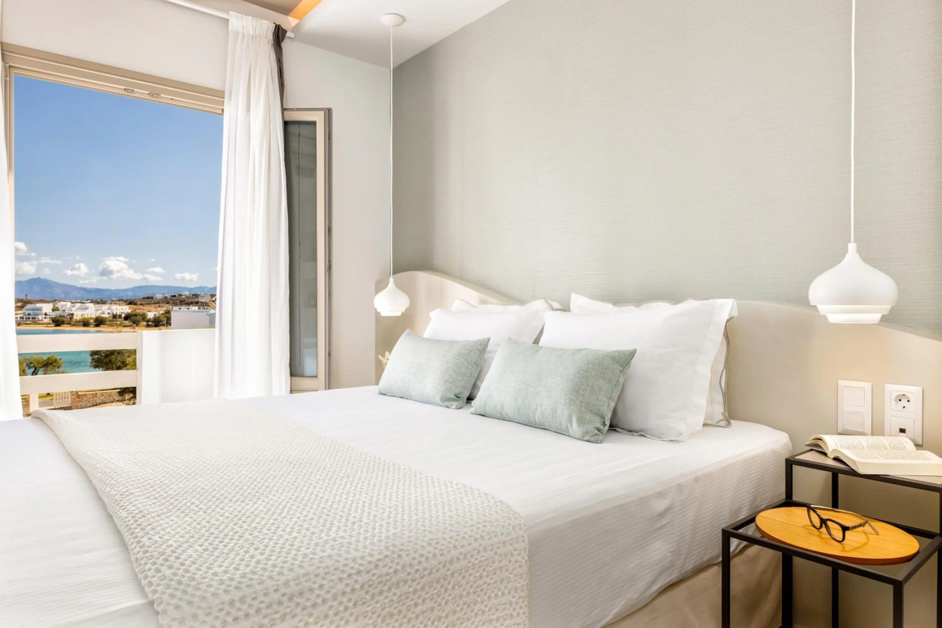 Photo of the whole room, Bed in Kandiani Bleu Ciel