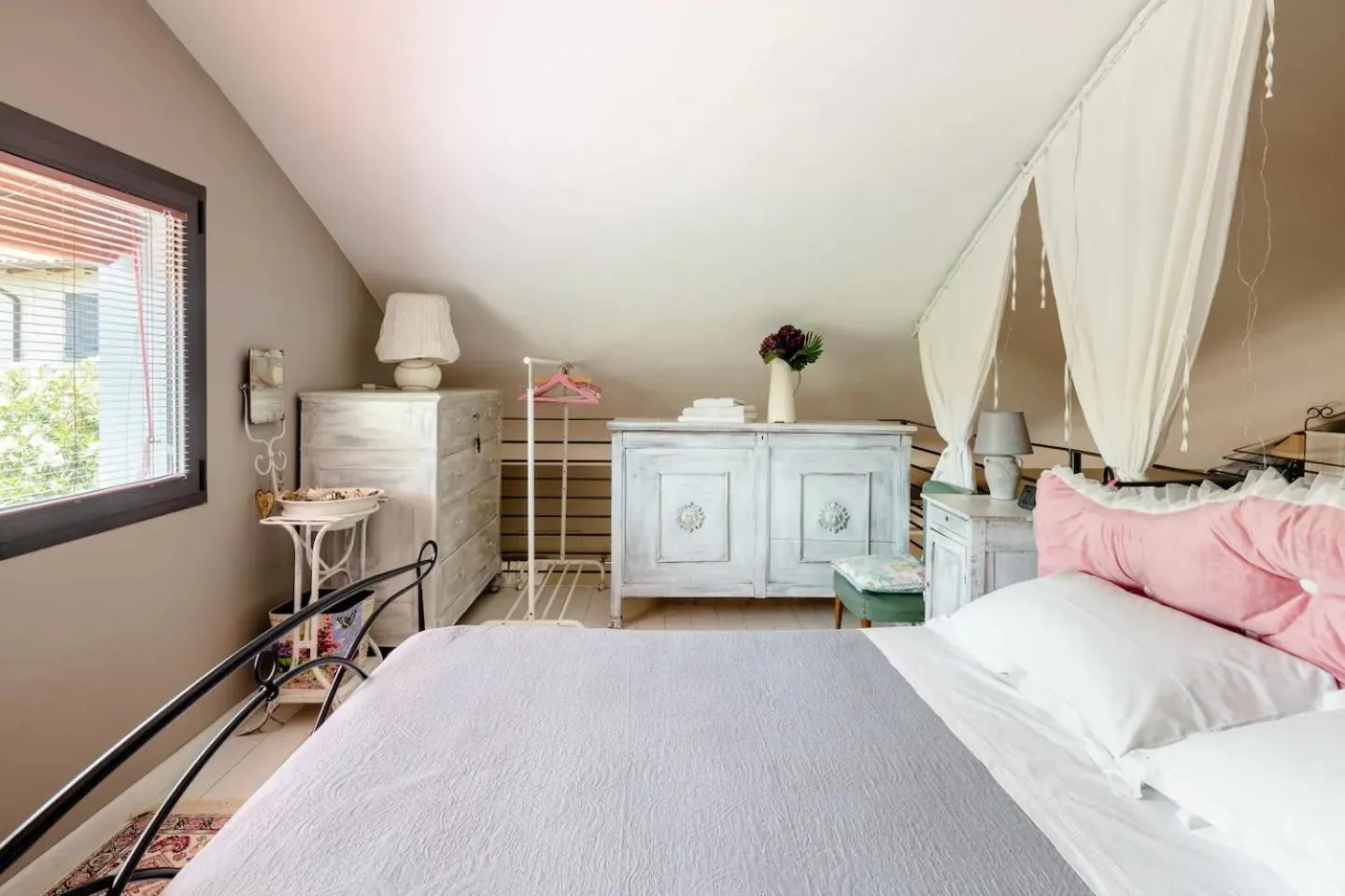 Bedroom, Bed in House Garden Loft