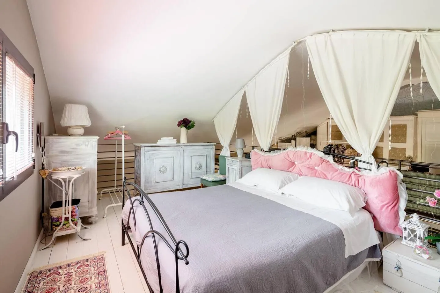 Bedroom, Bed in House Garden Loft