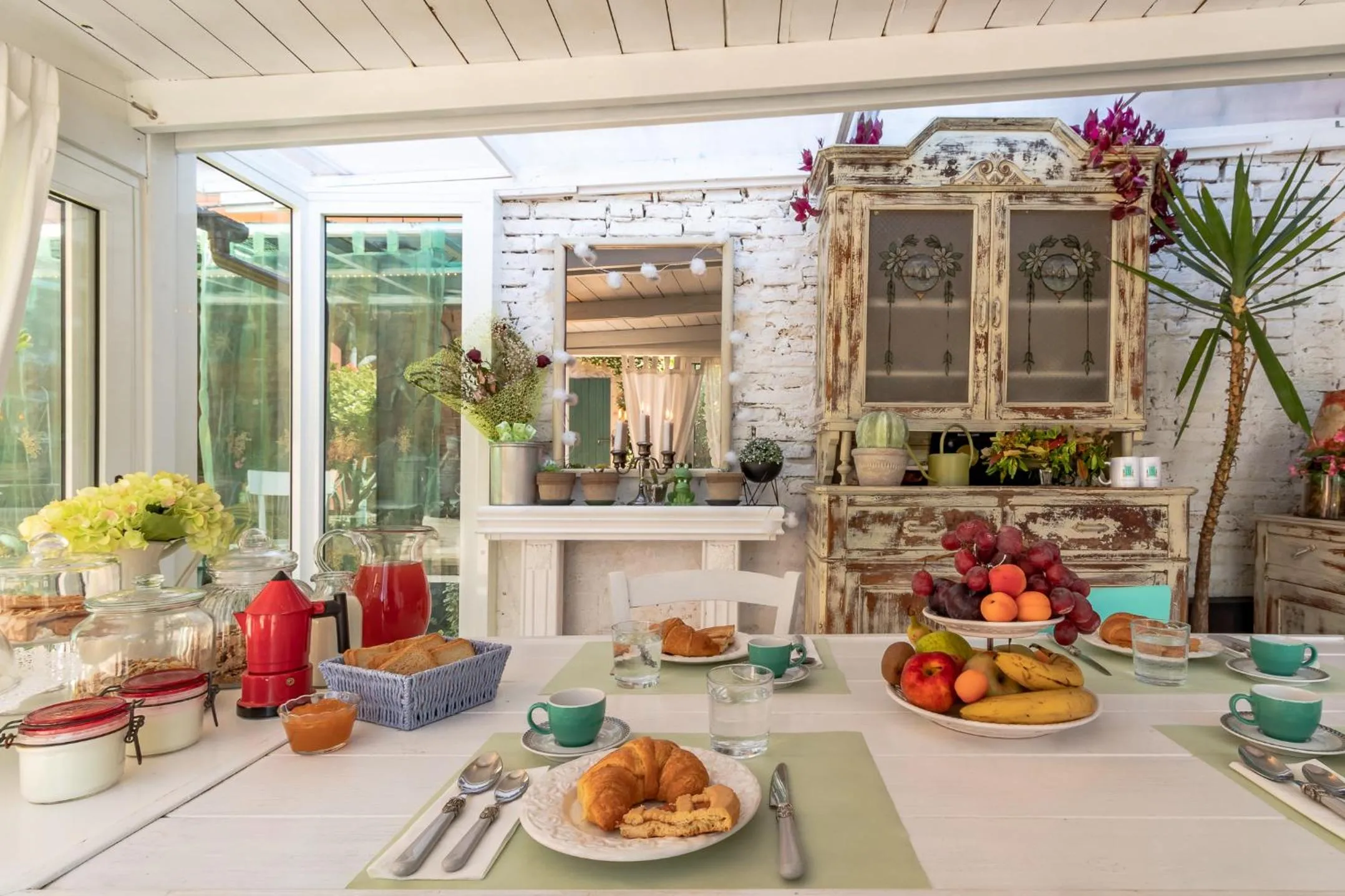 Food and drinks in House Garden Loft