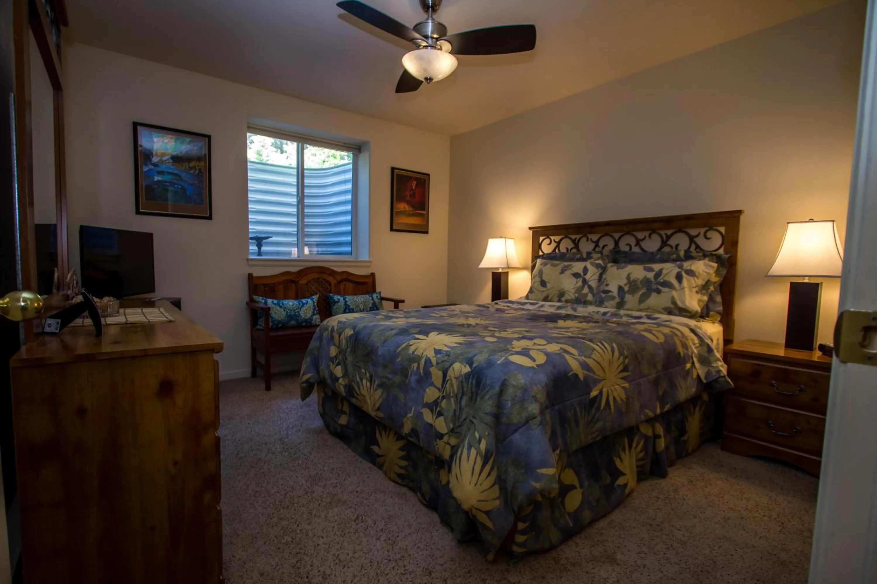 Photo of the whole room, Bed in Bridal Veil Bed and Breakfast