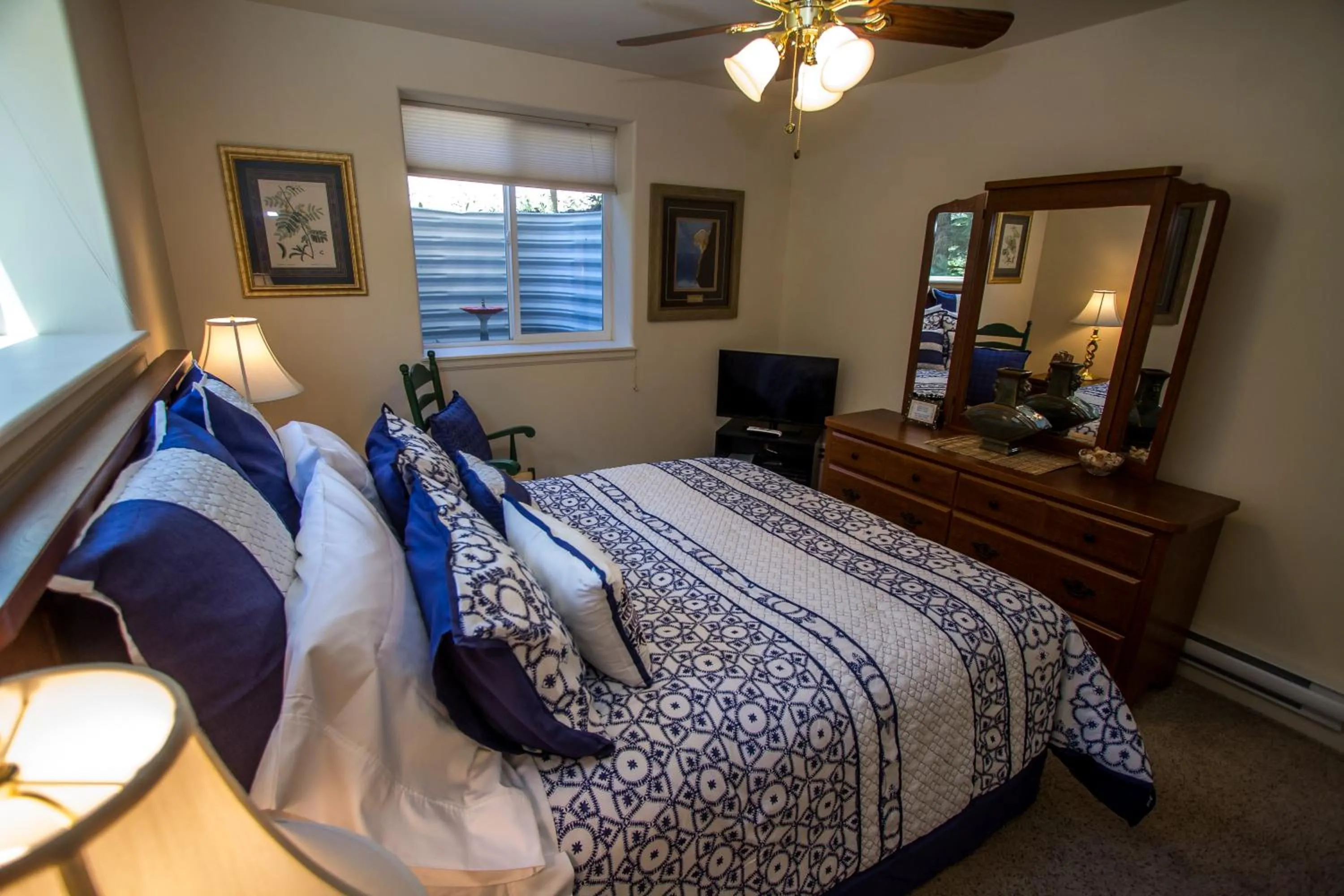 Photo of the whole room, Bed in Bridal Veil Bed and Breakfast