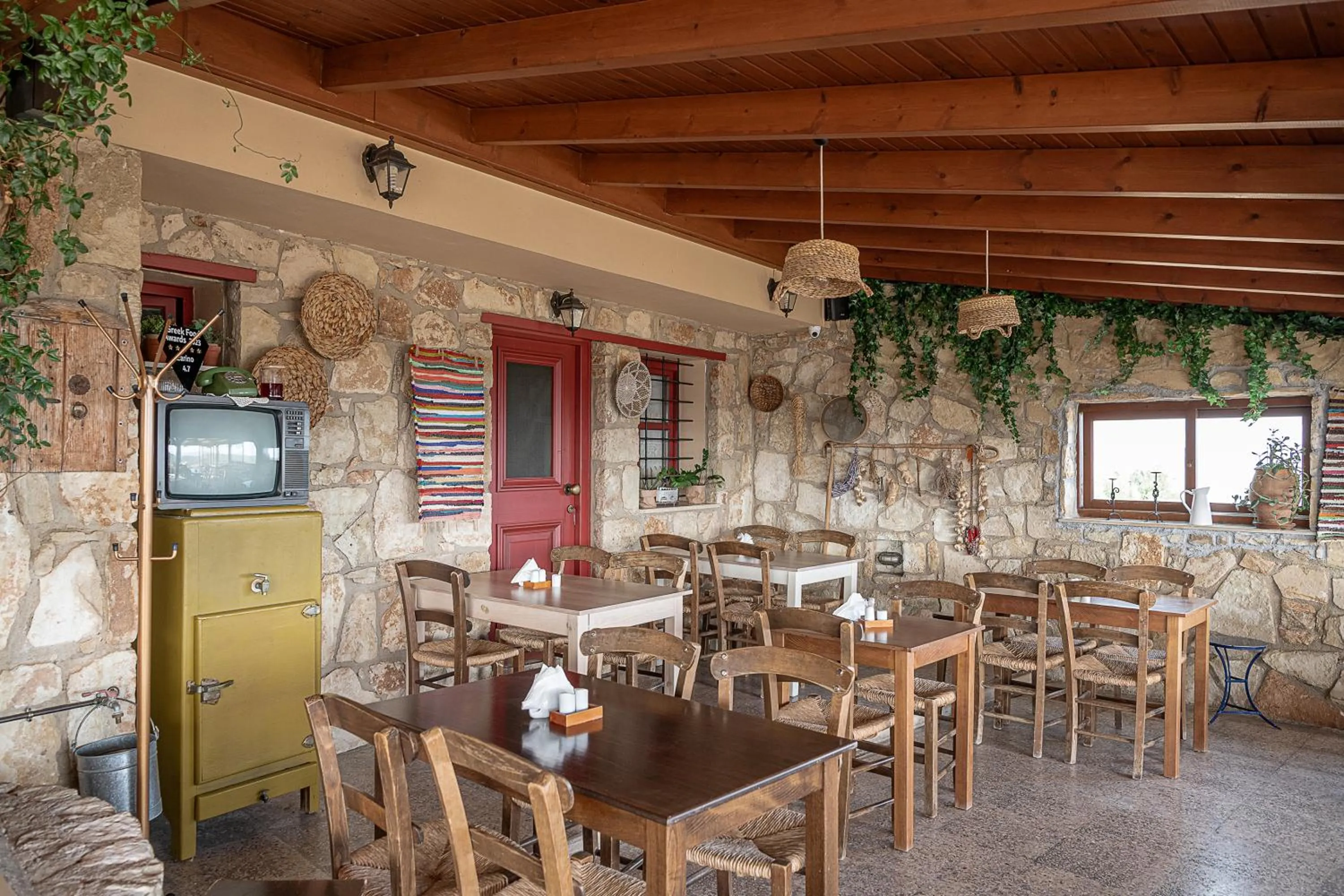 Restaurant/places to eat in Earino