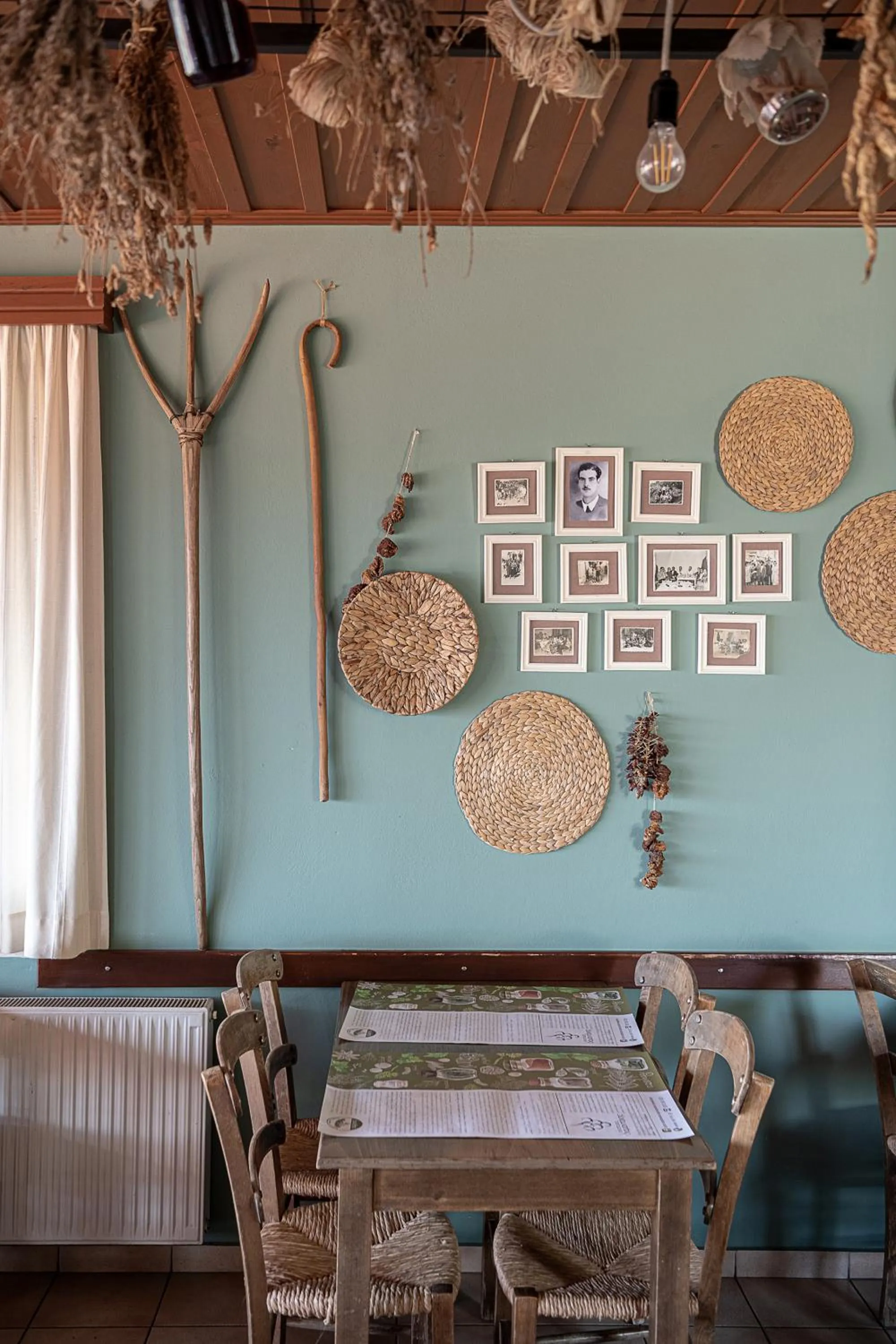 Restaurant/places to eat in Earino