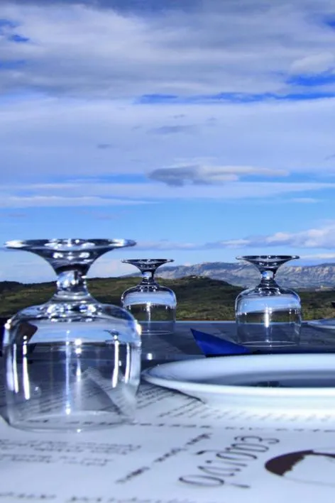 Restaurant/places to eat in Earino