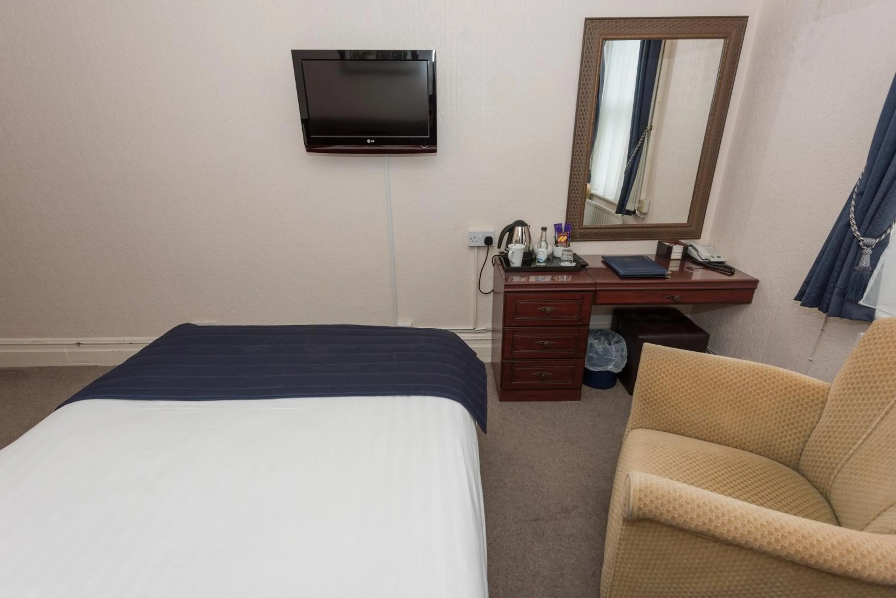 hair dresser, Bed in Devonshire Park Hotel