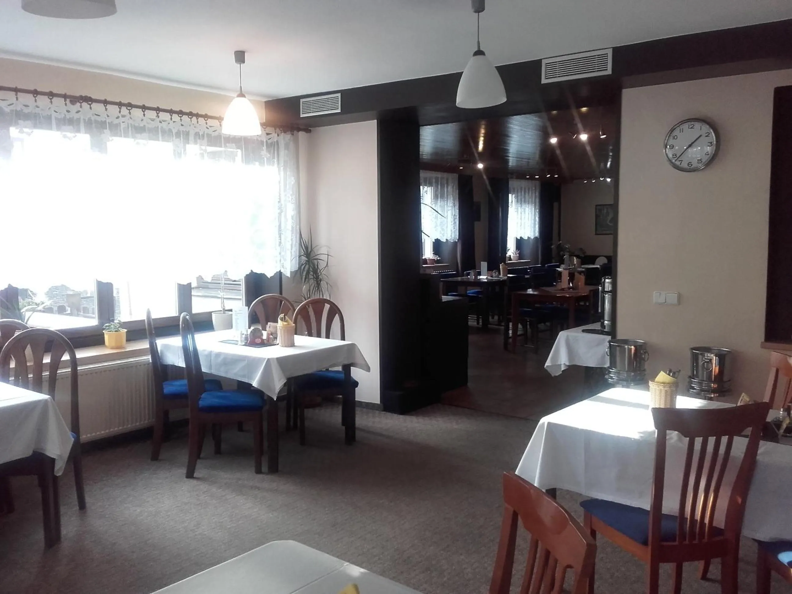 Restaurant/places to eat in Hotel Anna