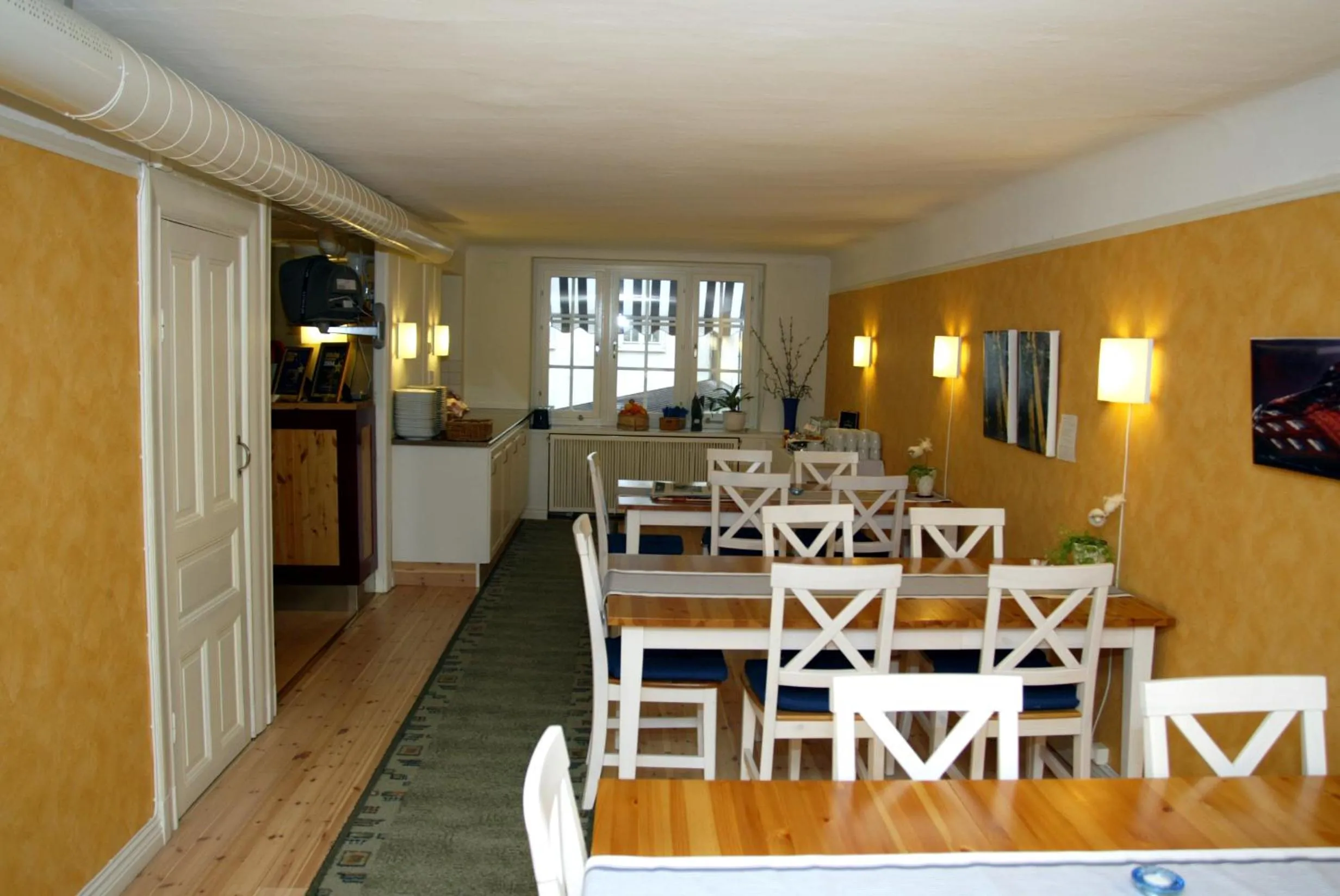 Restaurant/places to eat in Hotel Emma