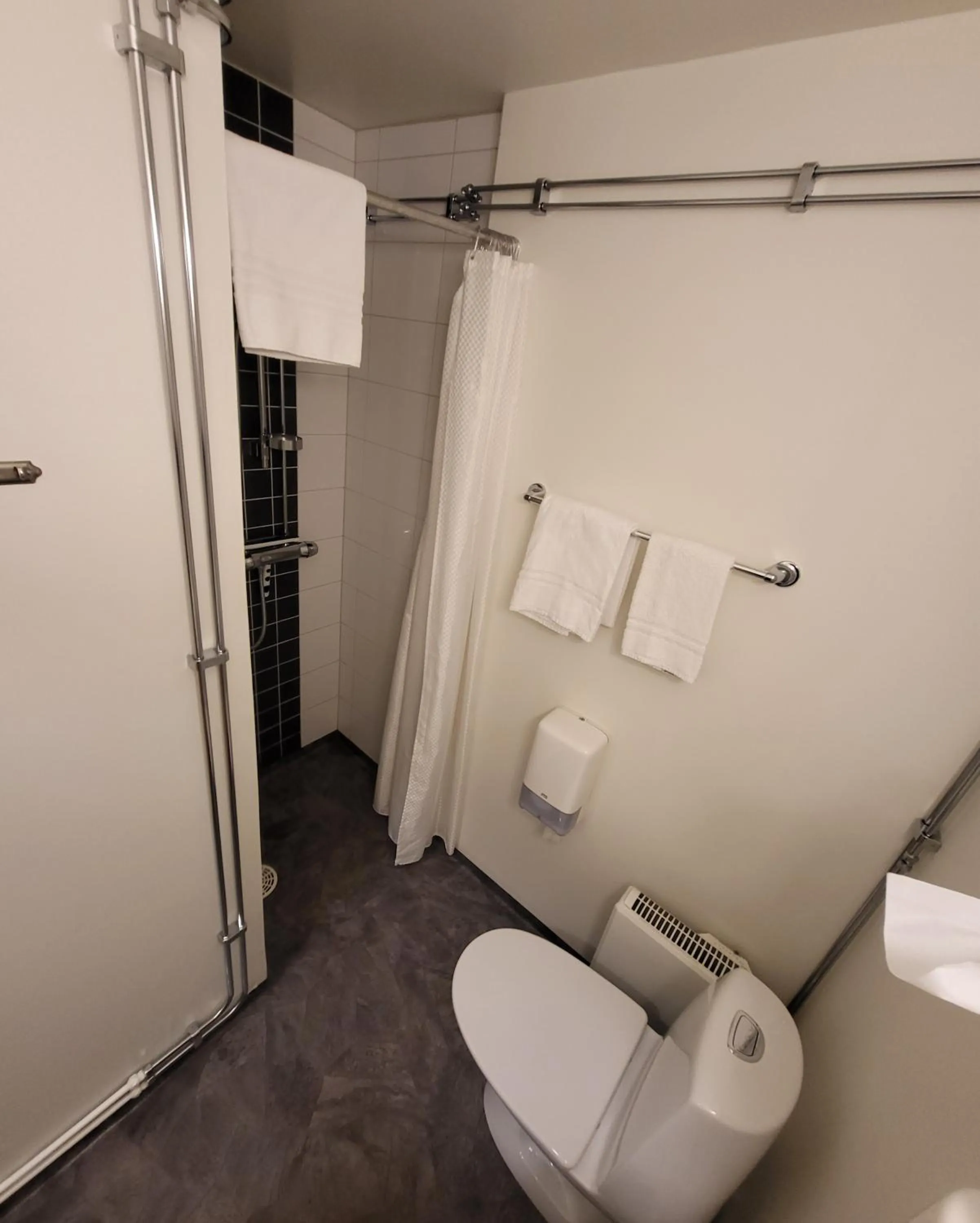 Shower in Hotel Emma