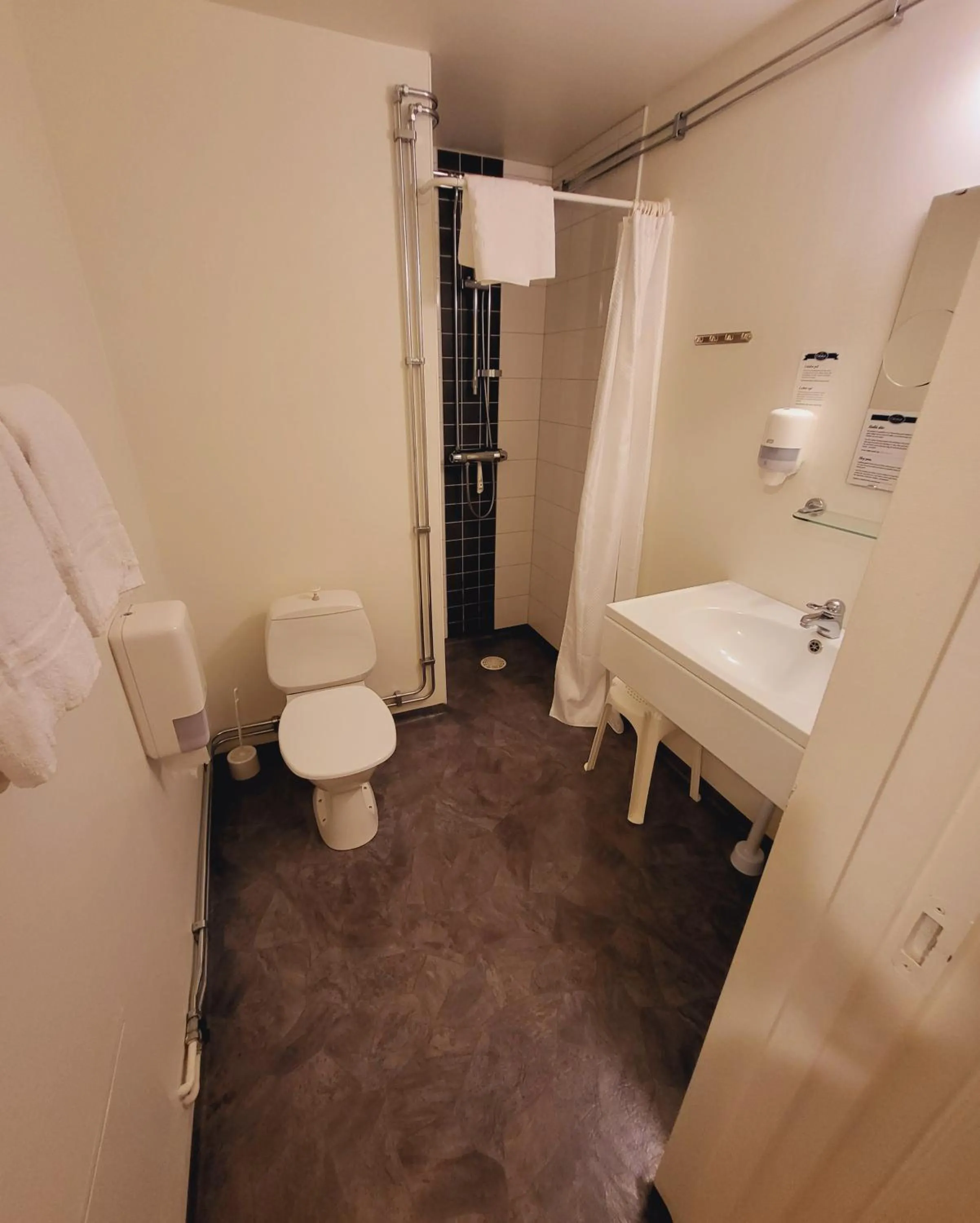 Shower in Hotel Emma