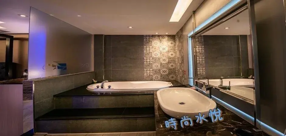 Bathroom in Shuiyue Lizhi Motel