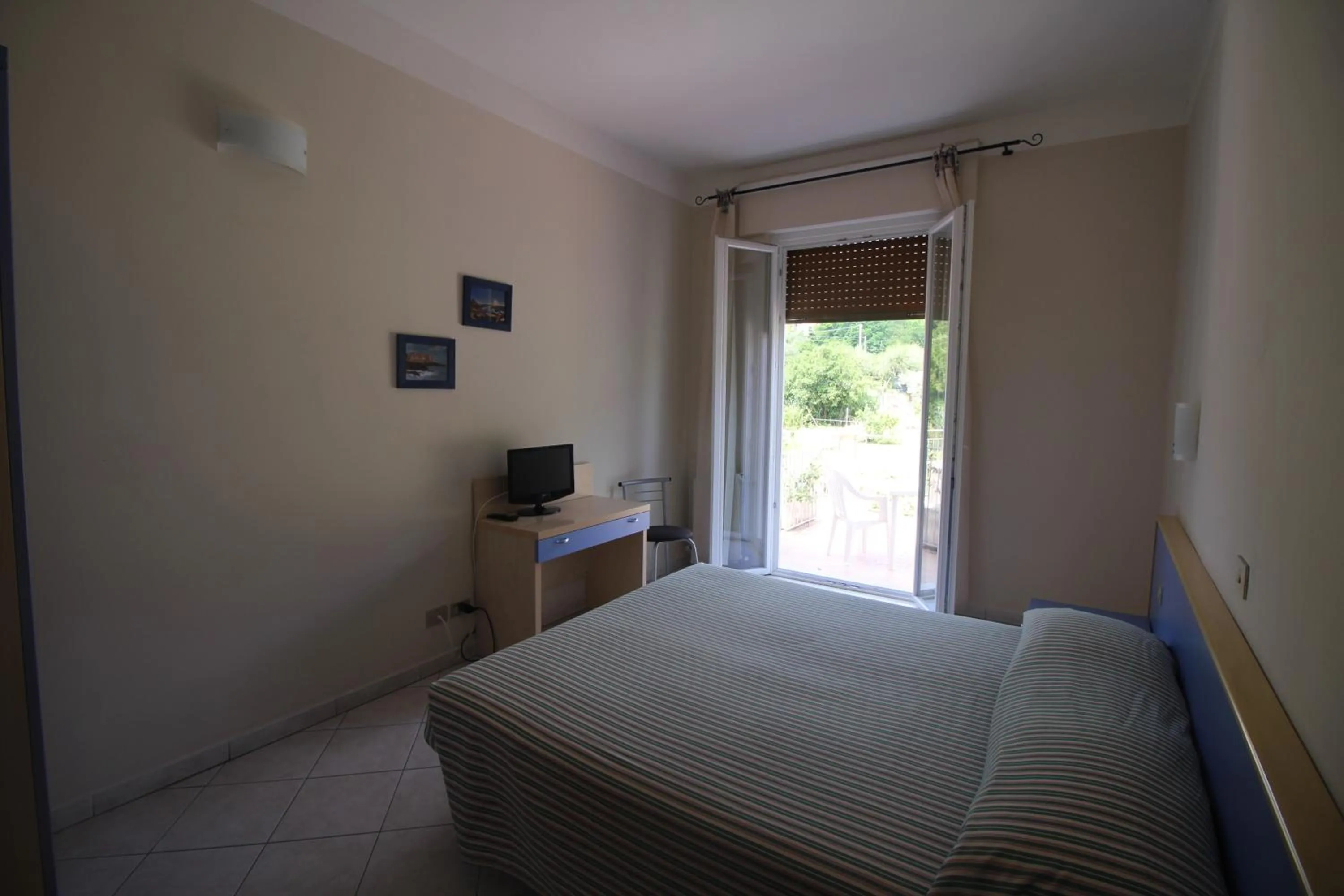 Day, Bed in Albergo La Mimosa