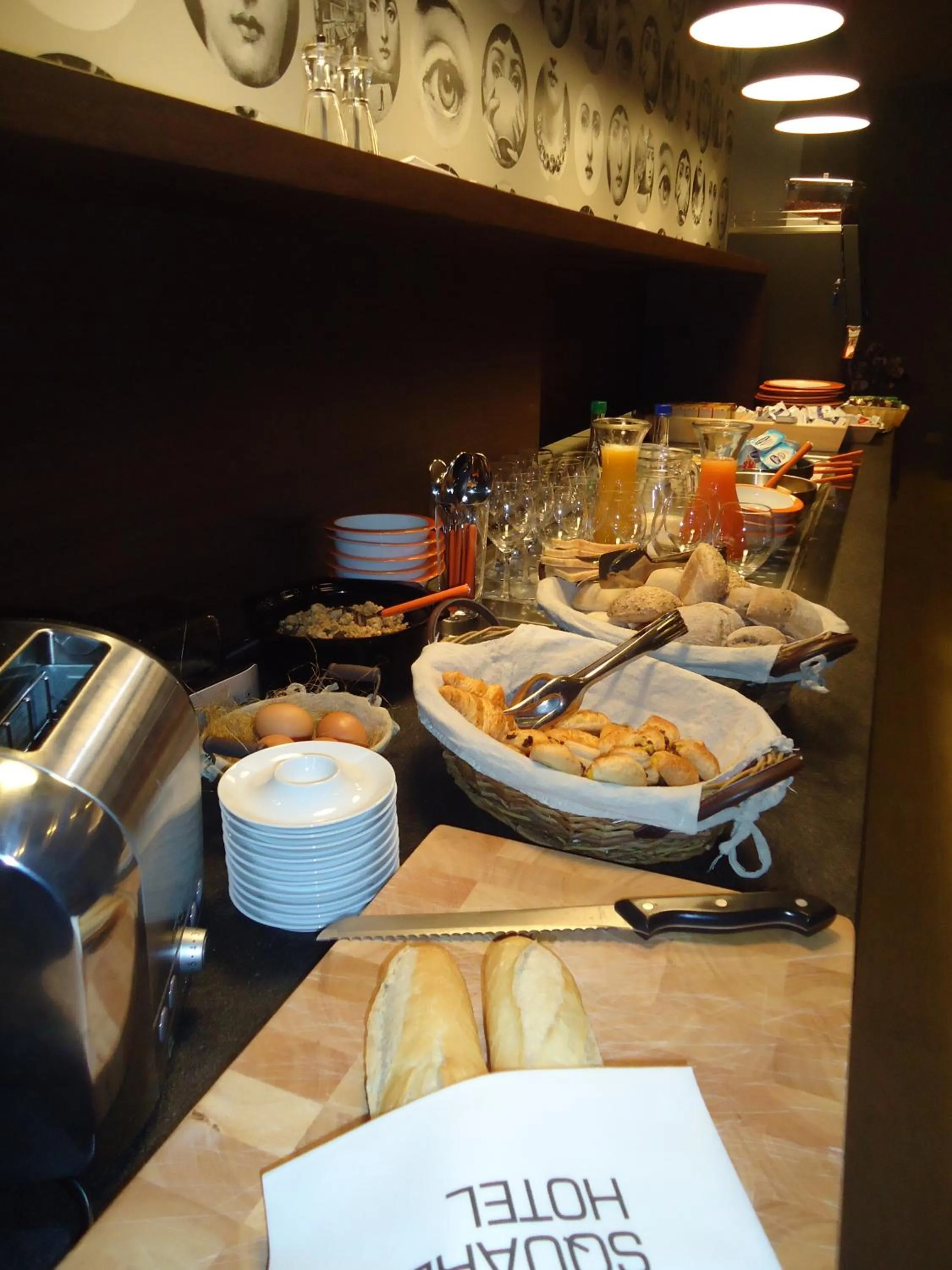 Food and drinks in Square Hotel