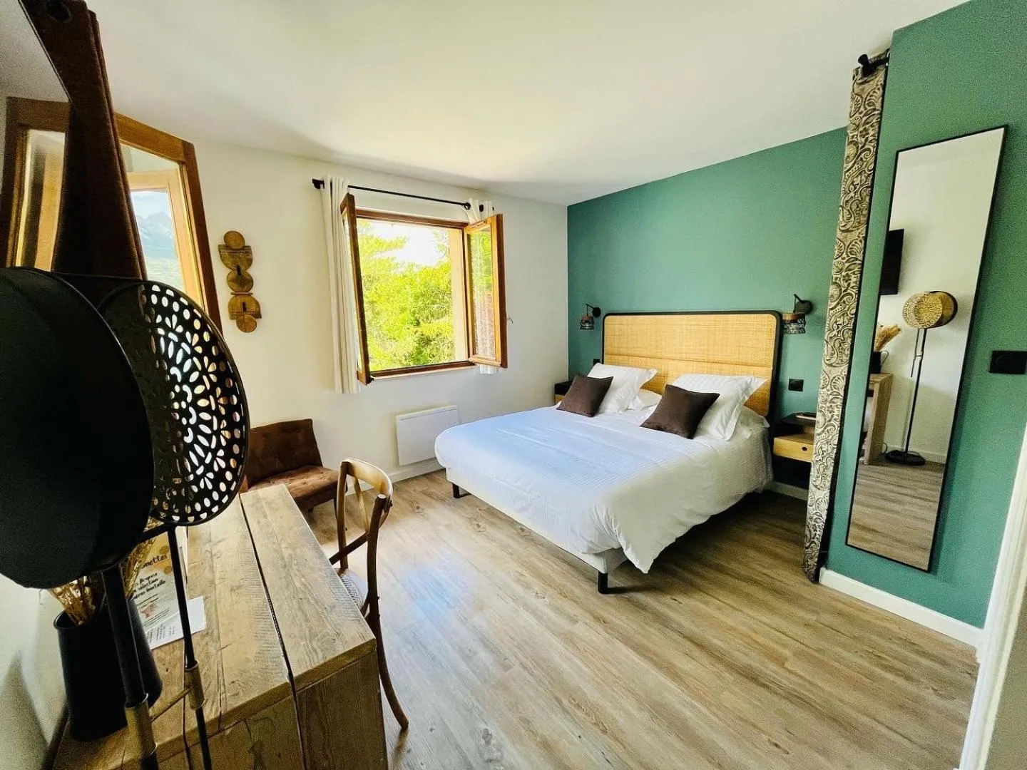 Photo of the whole room, Bed in Hôtel les Chaumettes