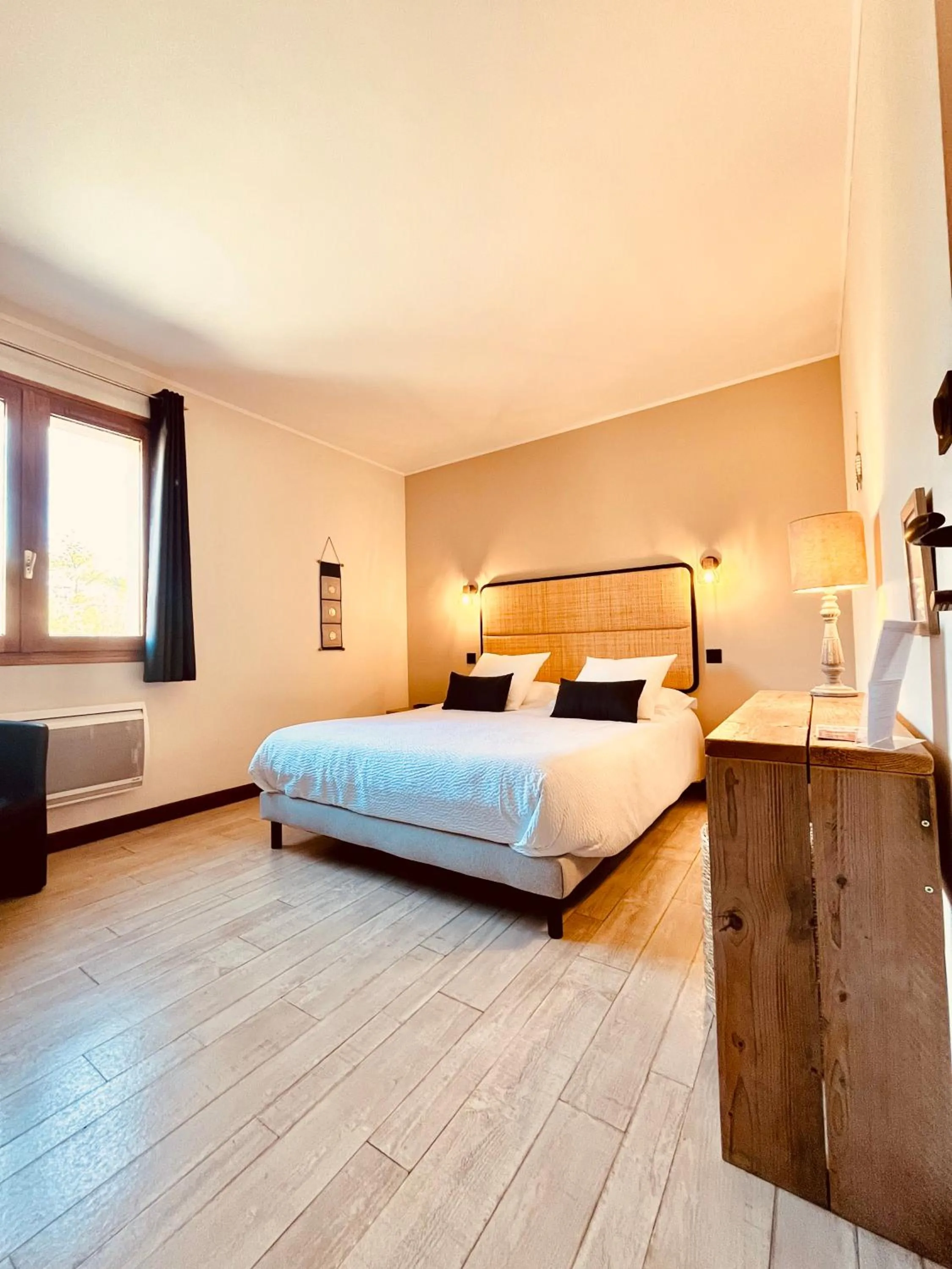 Photo of the whole room, Bed in Hôtel les Chaumettes