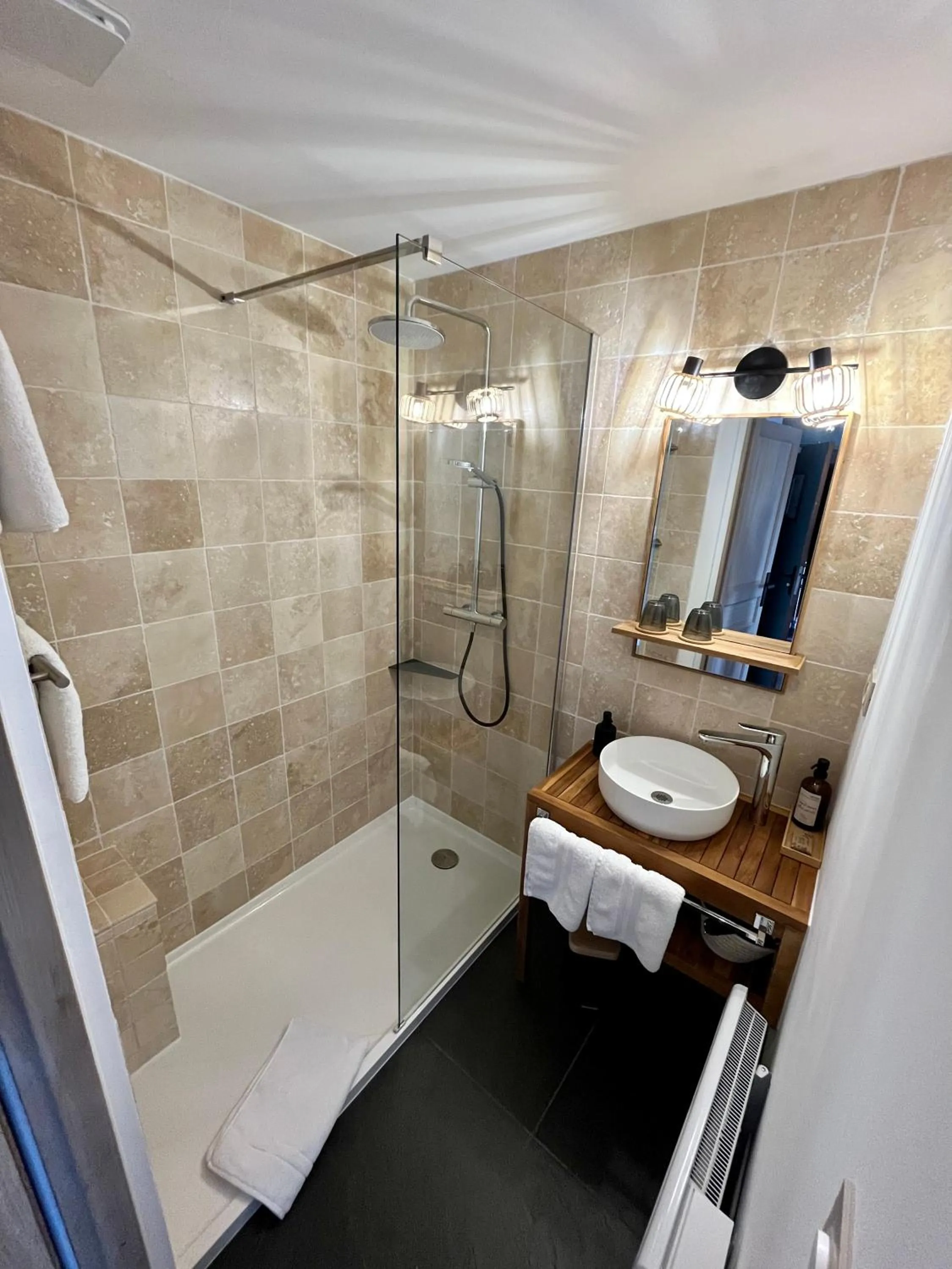 Shower in Hôtel les Chaumettes
