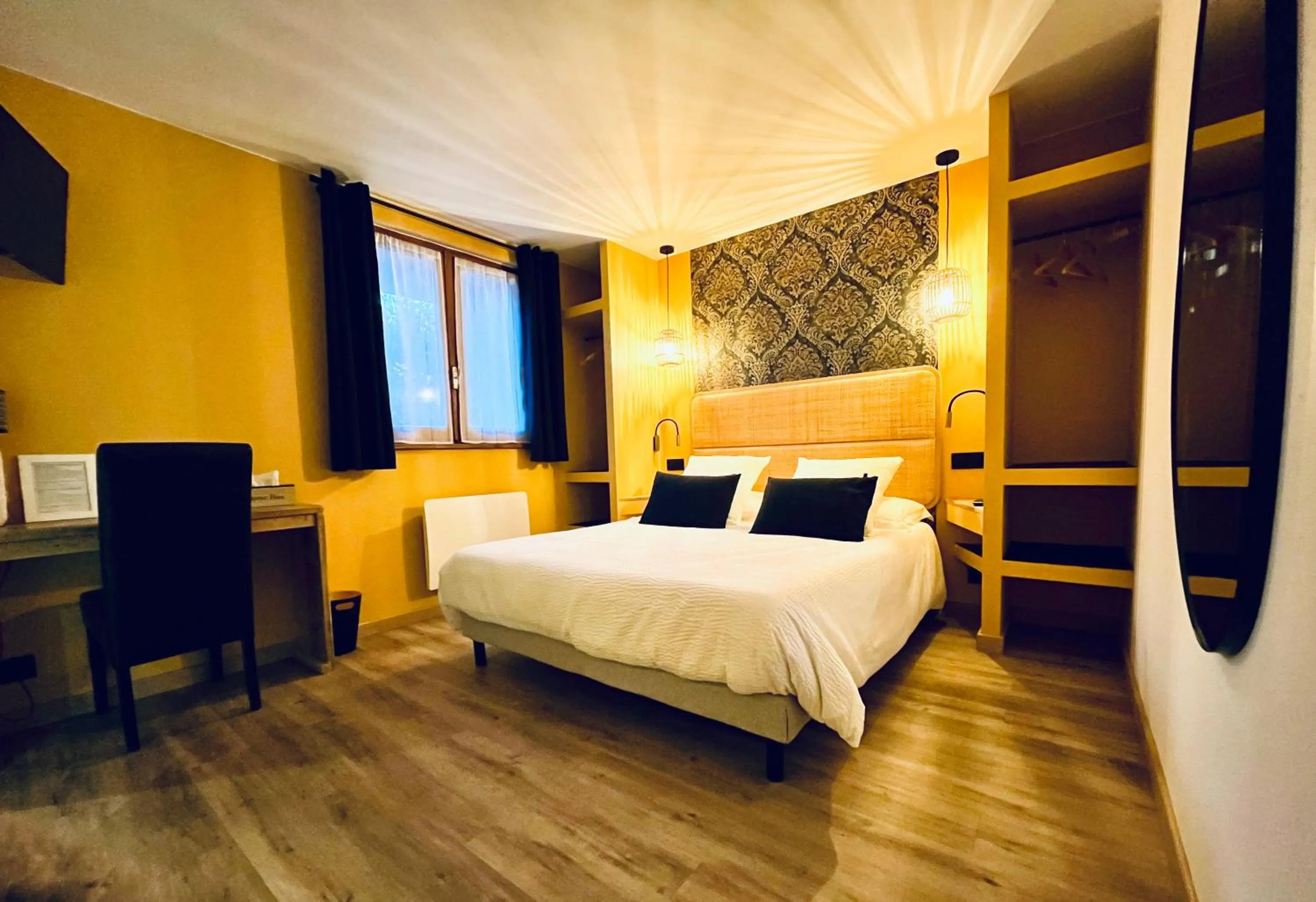 Photo of the whole room, Bed in Hôtel les Chaumettes