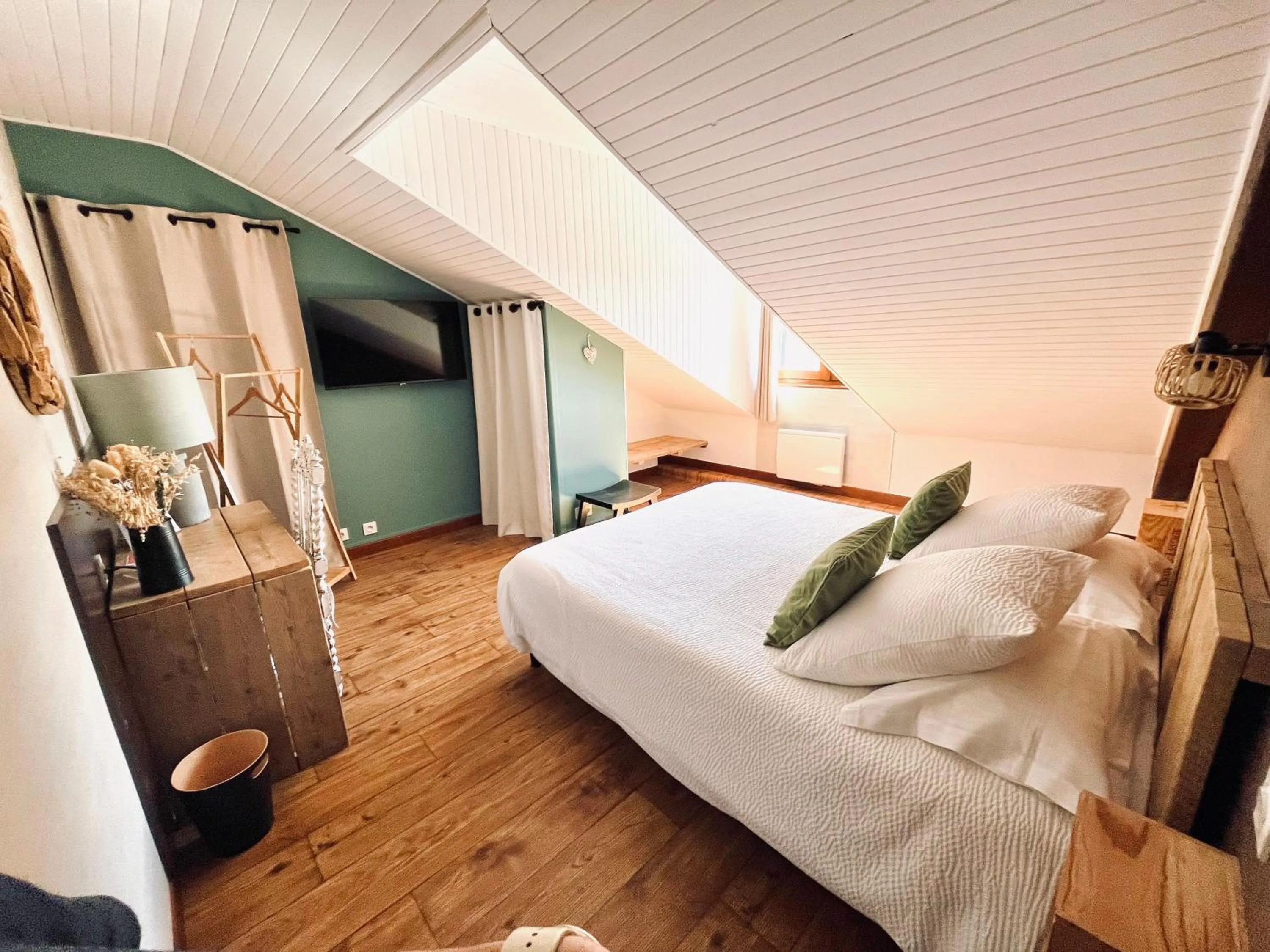 Photo of the whole room, Bed in Hôtel les Chaumettes